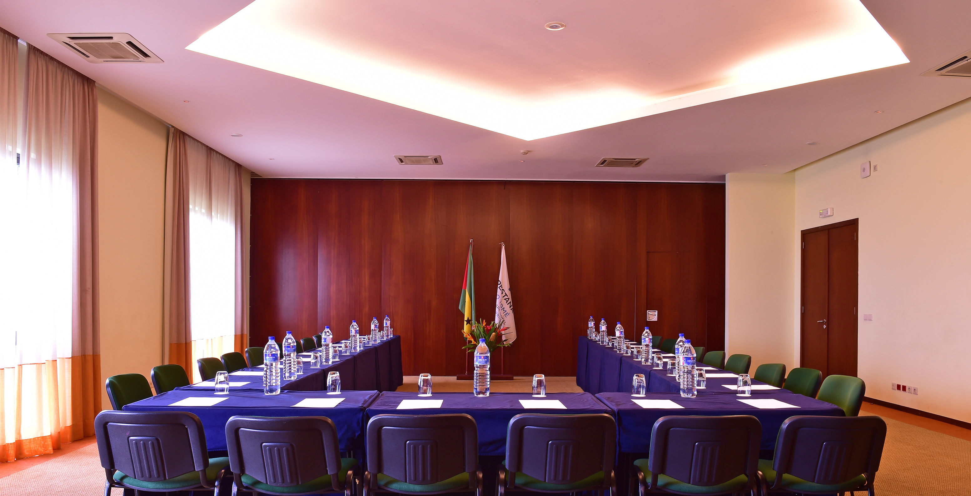 Sala de reuniones con varias mesas en forma de U y sillas alrededor del Pestana São Tomé hotel 5 estrellas en São Tomé