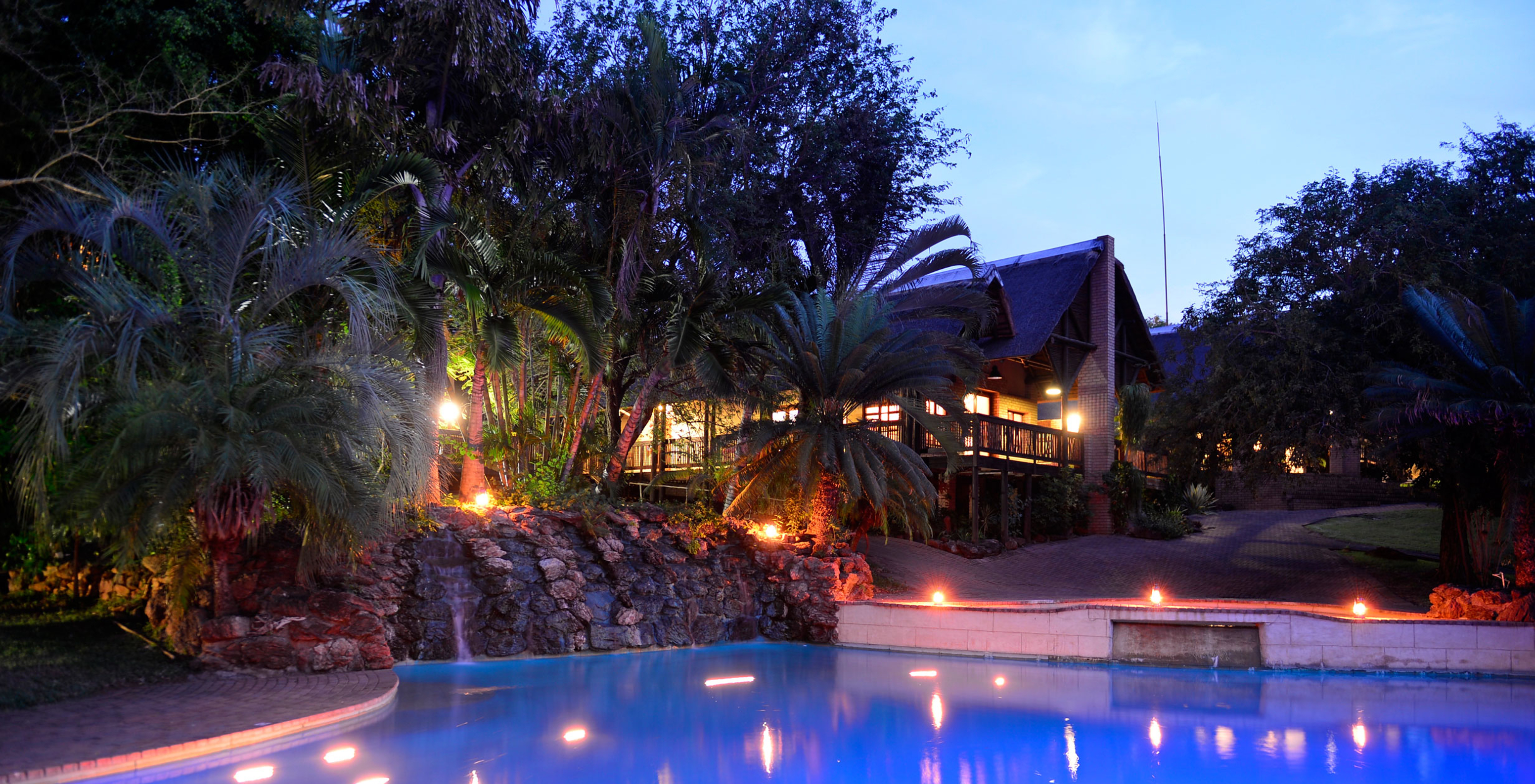 Piscina exterior de noche del Pestana Kruger Lodge, hotel con piscina, cerca del Parque Kruger