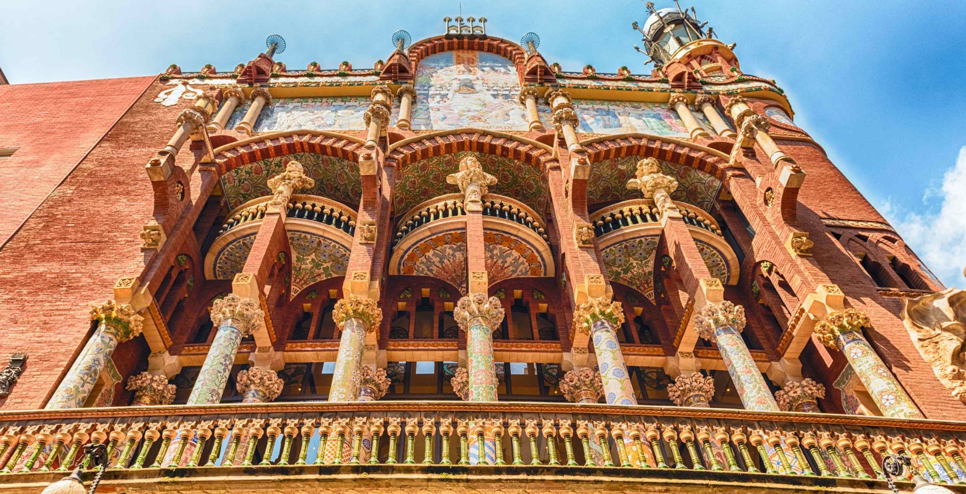 El Palau de la Música Catalana en Barcelona es una obra maestra arquitectónica con fachada detallada y vitrales coloridos