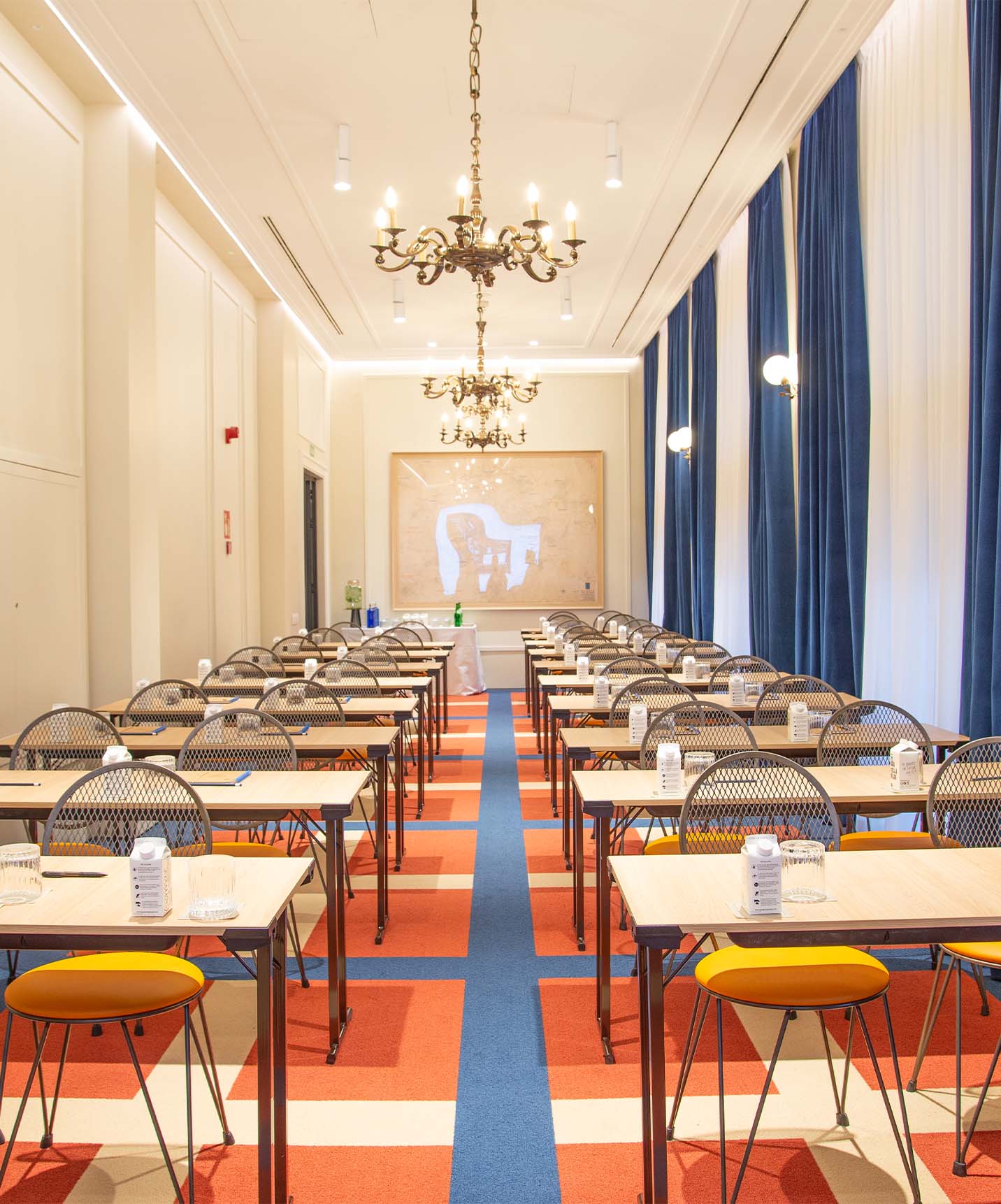 Amplia sala de reuniones y eventos del hotel con piscina en la Plaza Mayor, en Madrid, con candelabros dorados