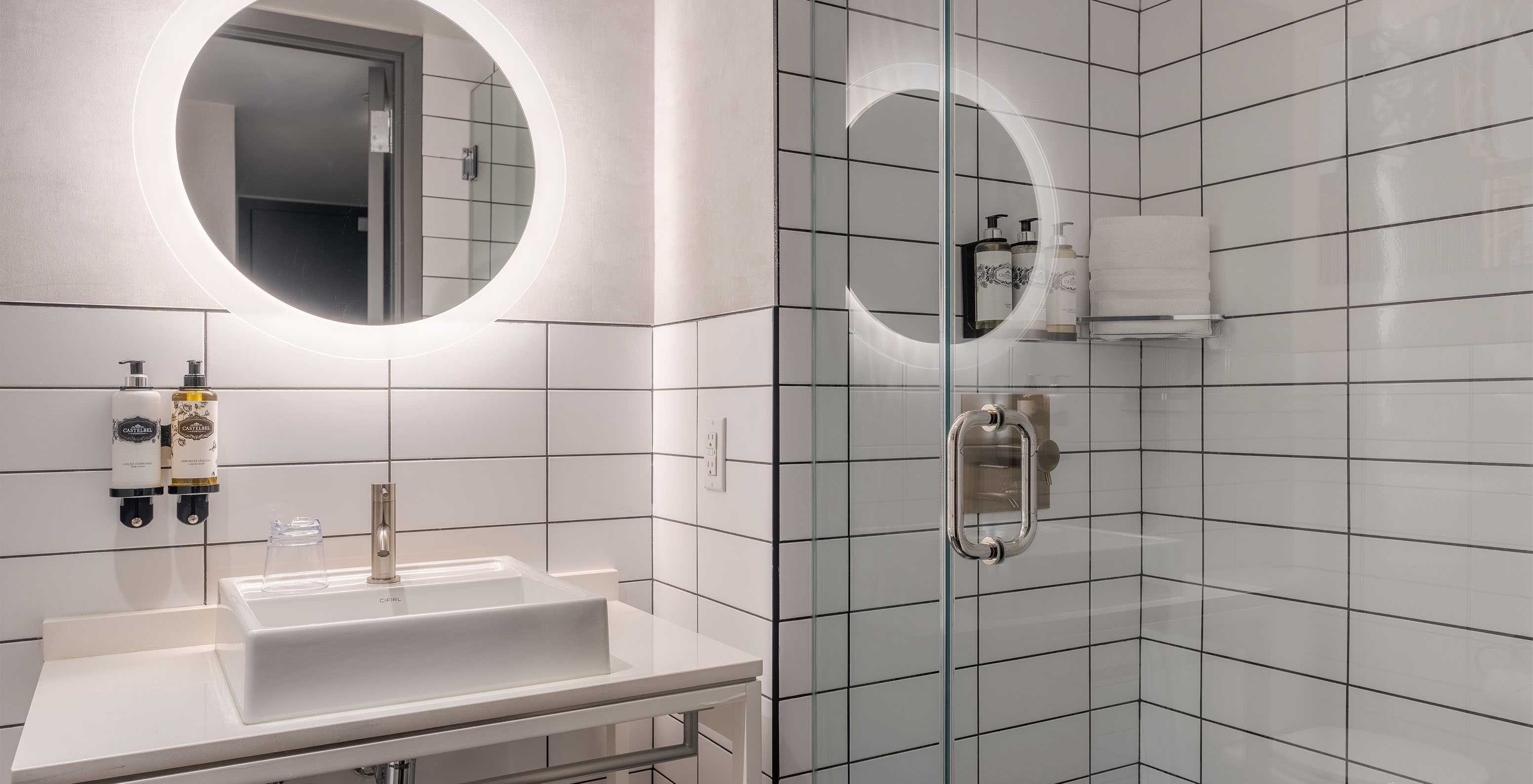 El Comfort Double del Pestana CR7 Times Square tiene un baño con ducha, lavabo y un espejo