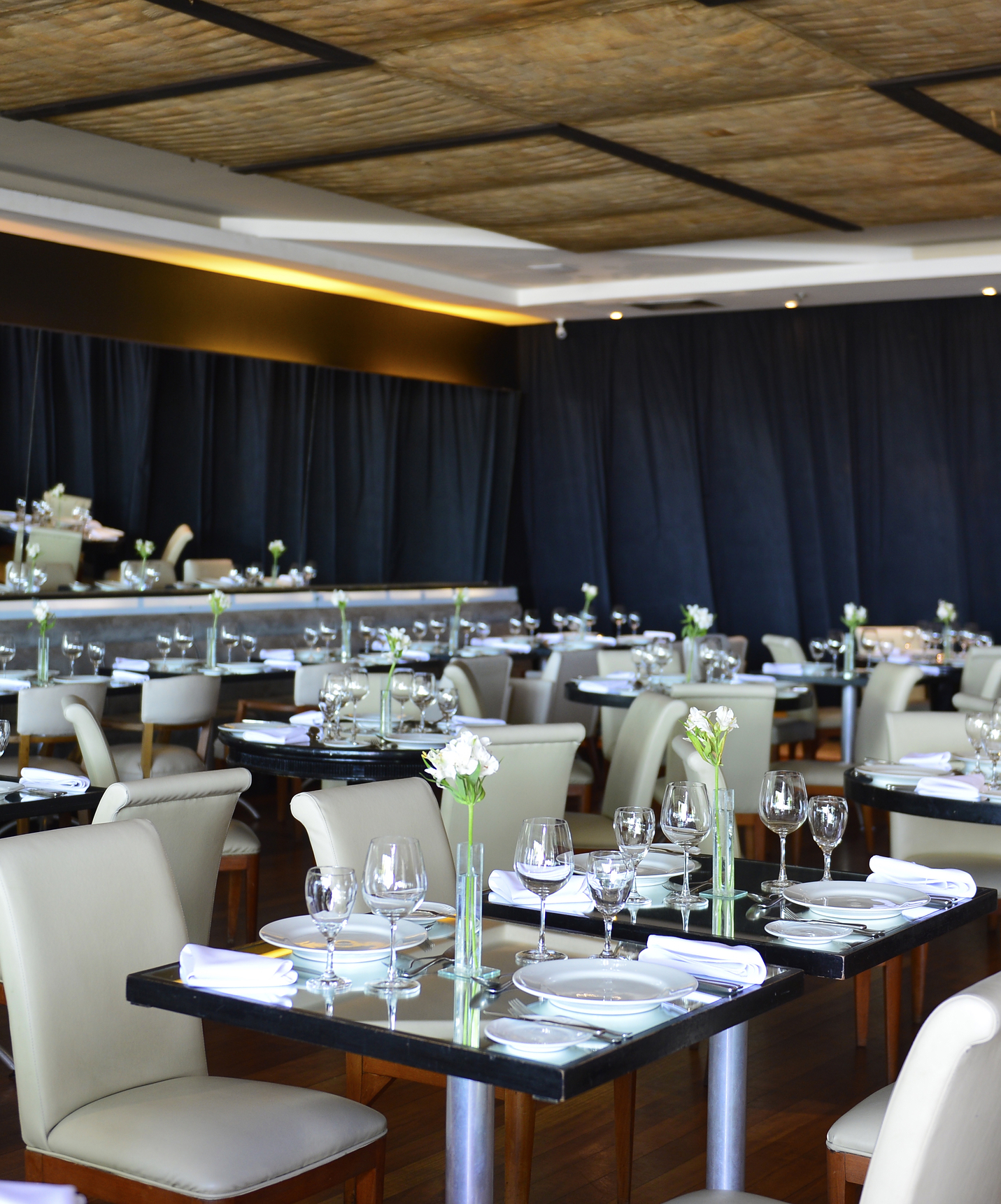 Restaurant de l'hôtel près de la plage de Copacabana, avec plusieurs tables et chaises confortables pour les repas