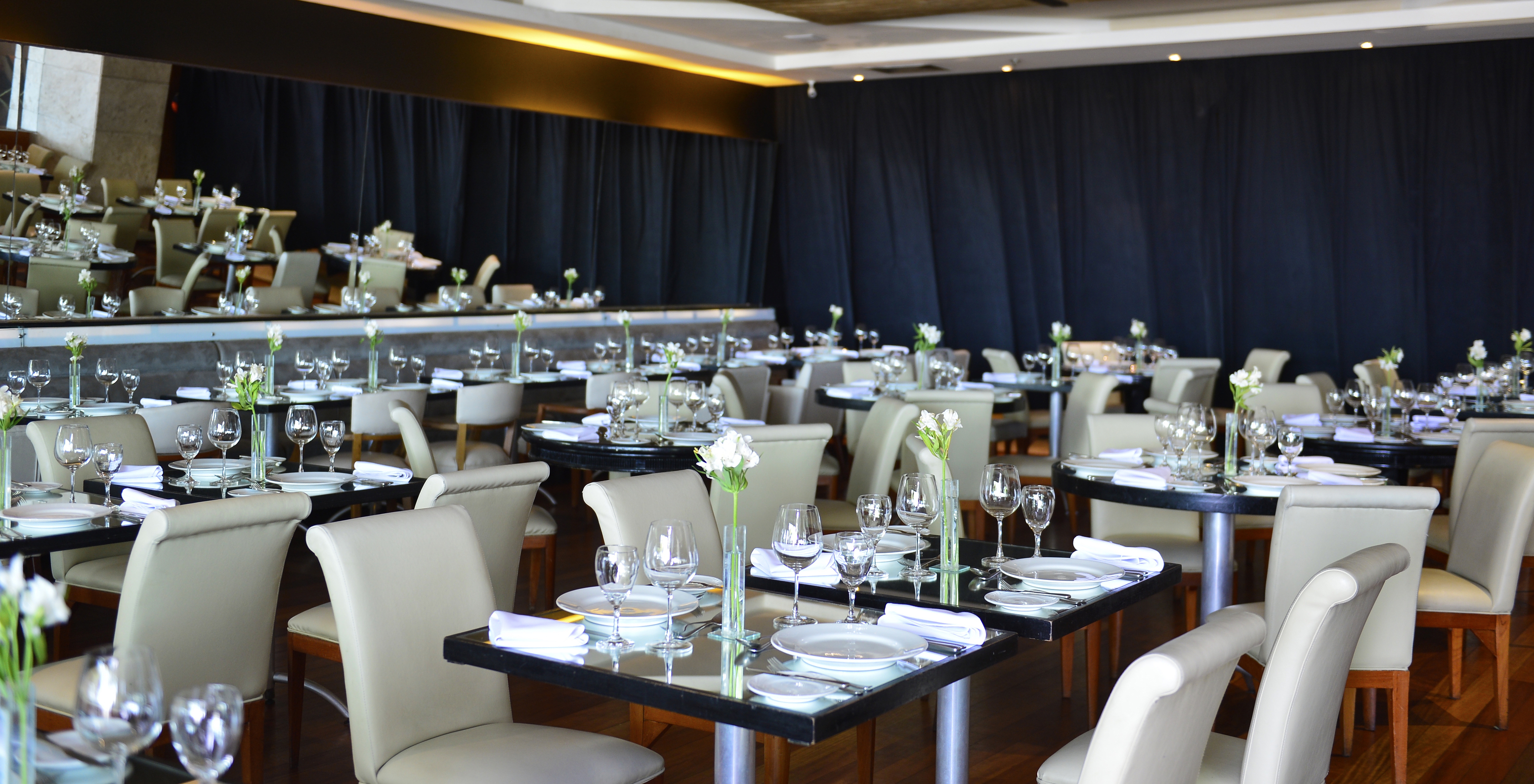 Restaurant de l'hôtel près de la plage de Copacabana, avec plusieurs tables avec chaises confortables pour servir des repas