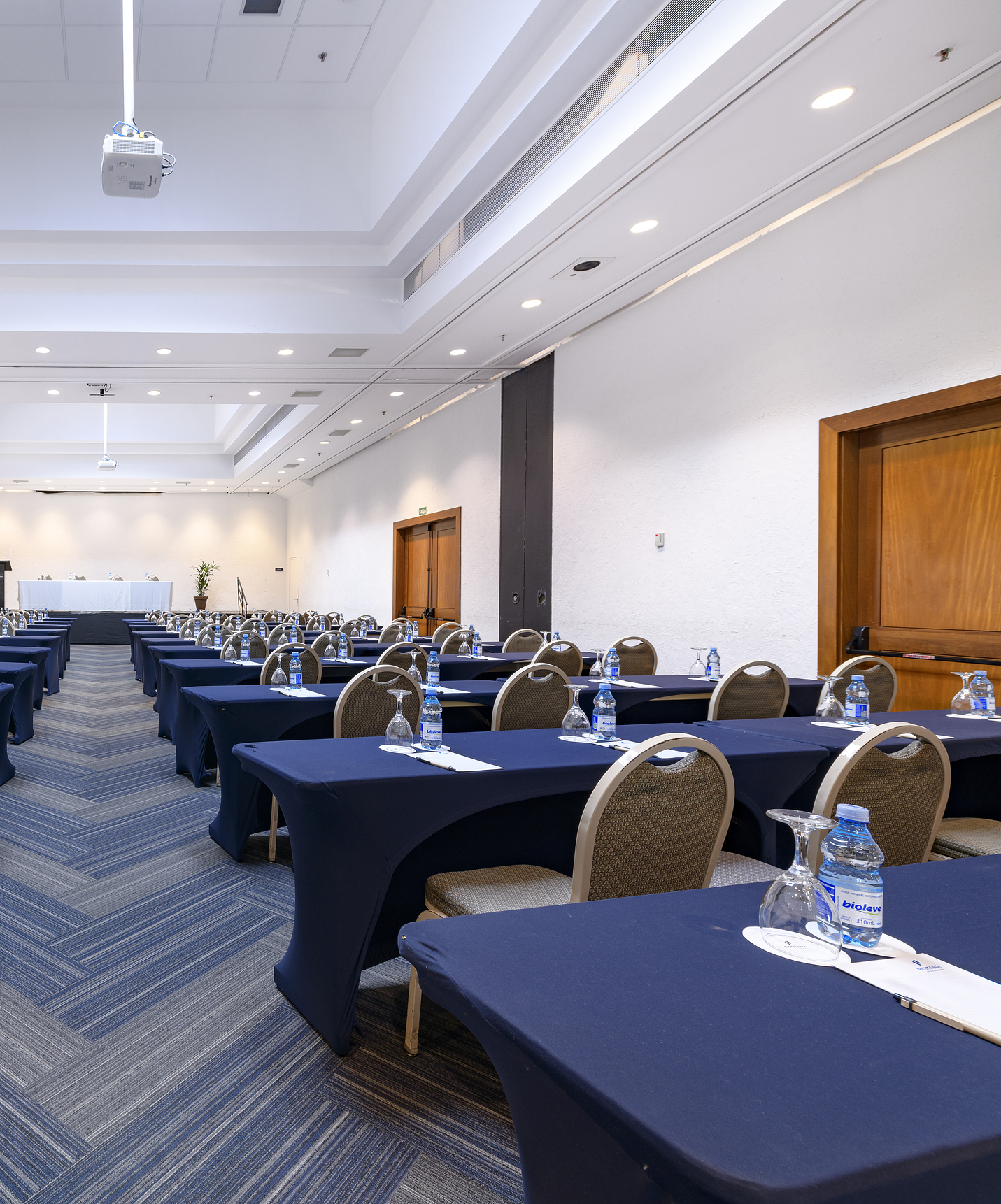 Salle spacieuse pour réunions et événements, avec plusieurs tables et chaises au Pestana São Paulo, hôtel 4 étoiles