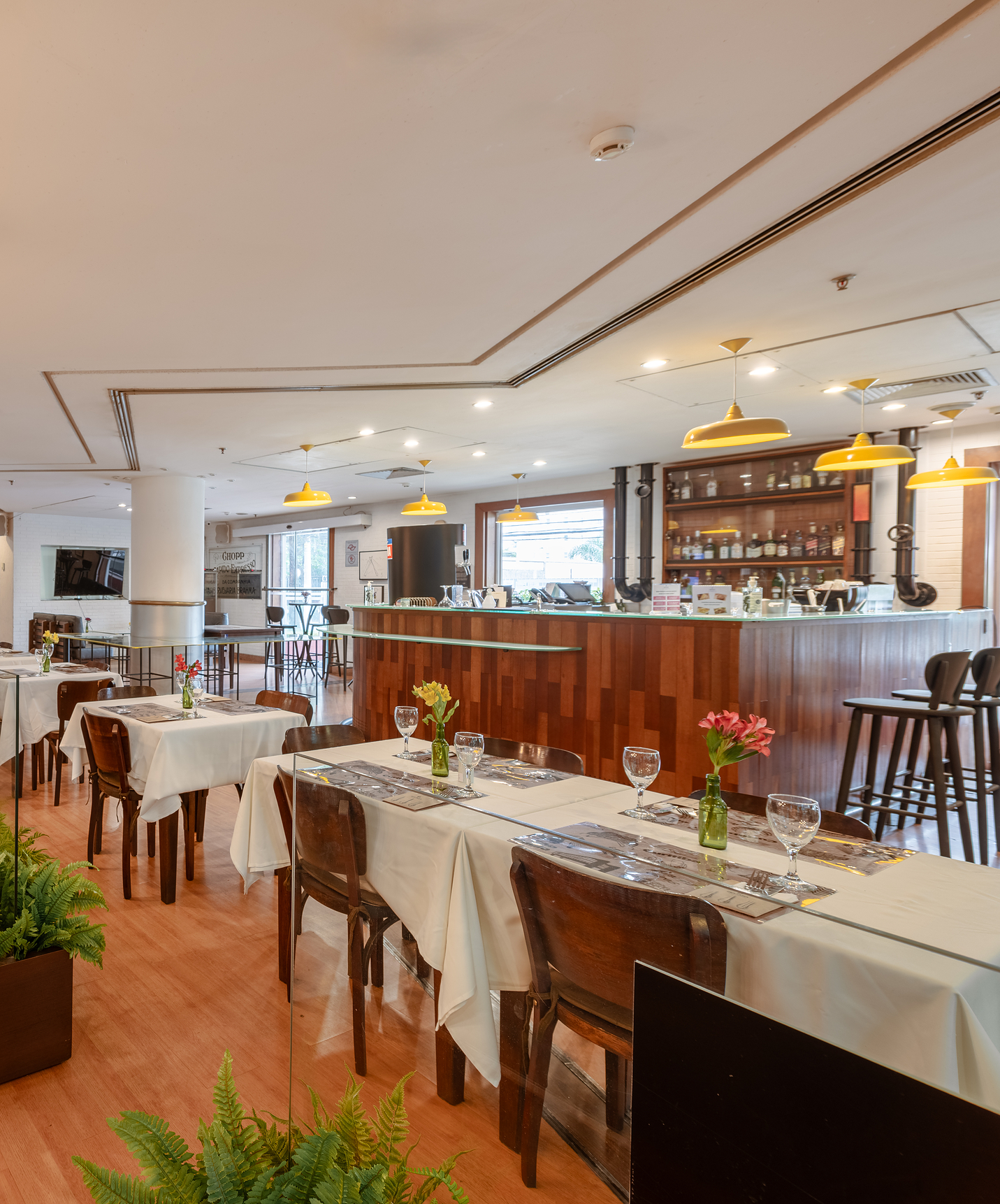 Restaurant du Pestana São Paulo, espace spacieux avec plusieurs tables et chaises, servant de la cuisine brésilienne