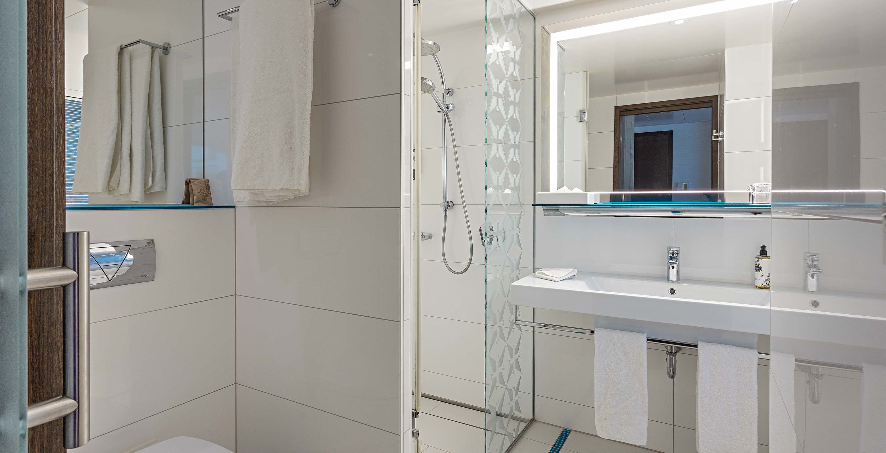 La Chambre Premium avec Balcon et Vue du Pestana Berlin Tiergarten a une Salle de Bain avec Douche, Lavabo et Miroir