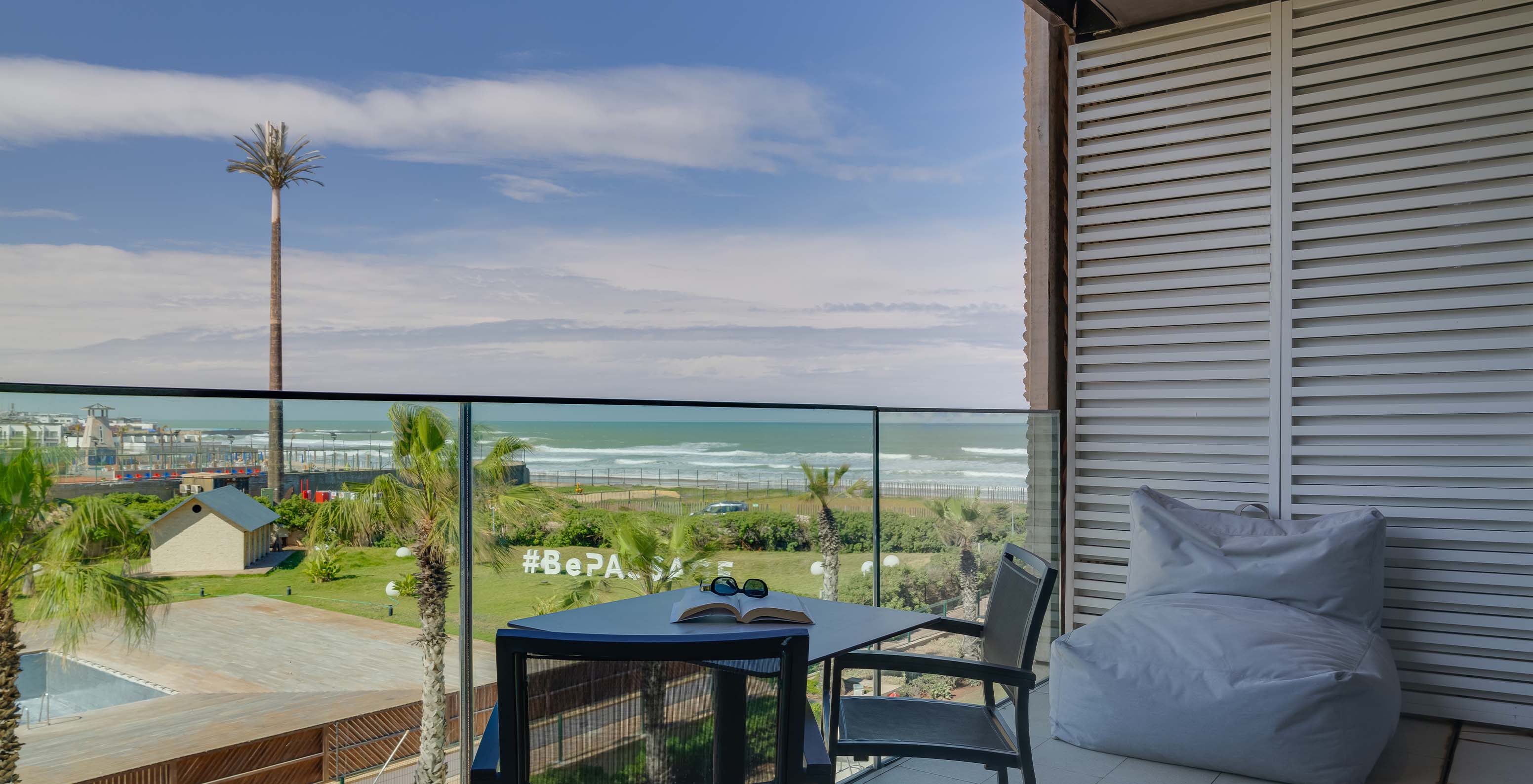 La Suite Premium Supérieure du Pestana Casablanca a une terrasse incroyable avec vue sur la mer avec table et deux chaises