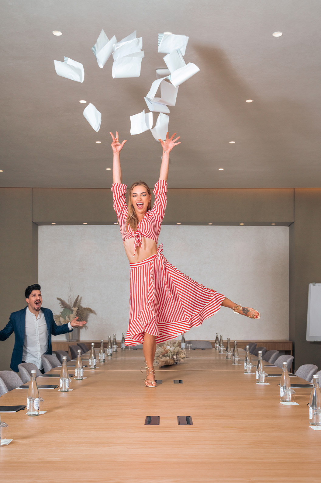 Couple amusé dans la salle de réunion de l'Hôtel Lifestyle avec grande table et projecteur