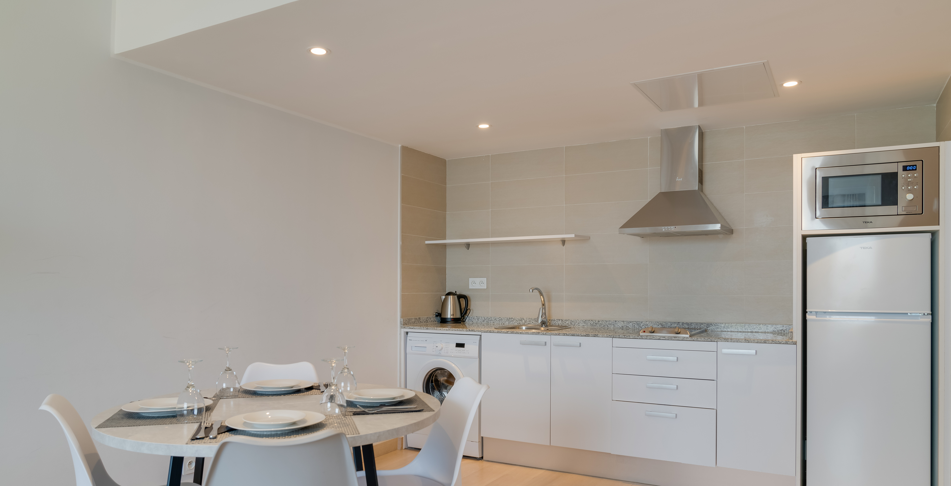 La suite familiale premium du Pestana Tanger City Center a une kitchenette avec cuisinière, réfrigérateur et micro-ondes