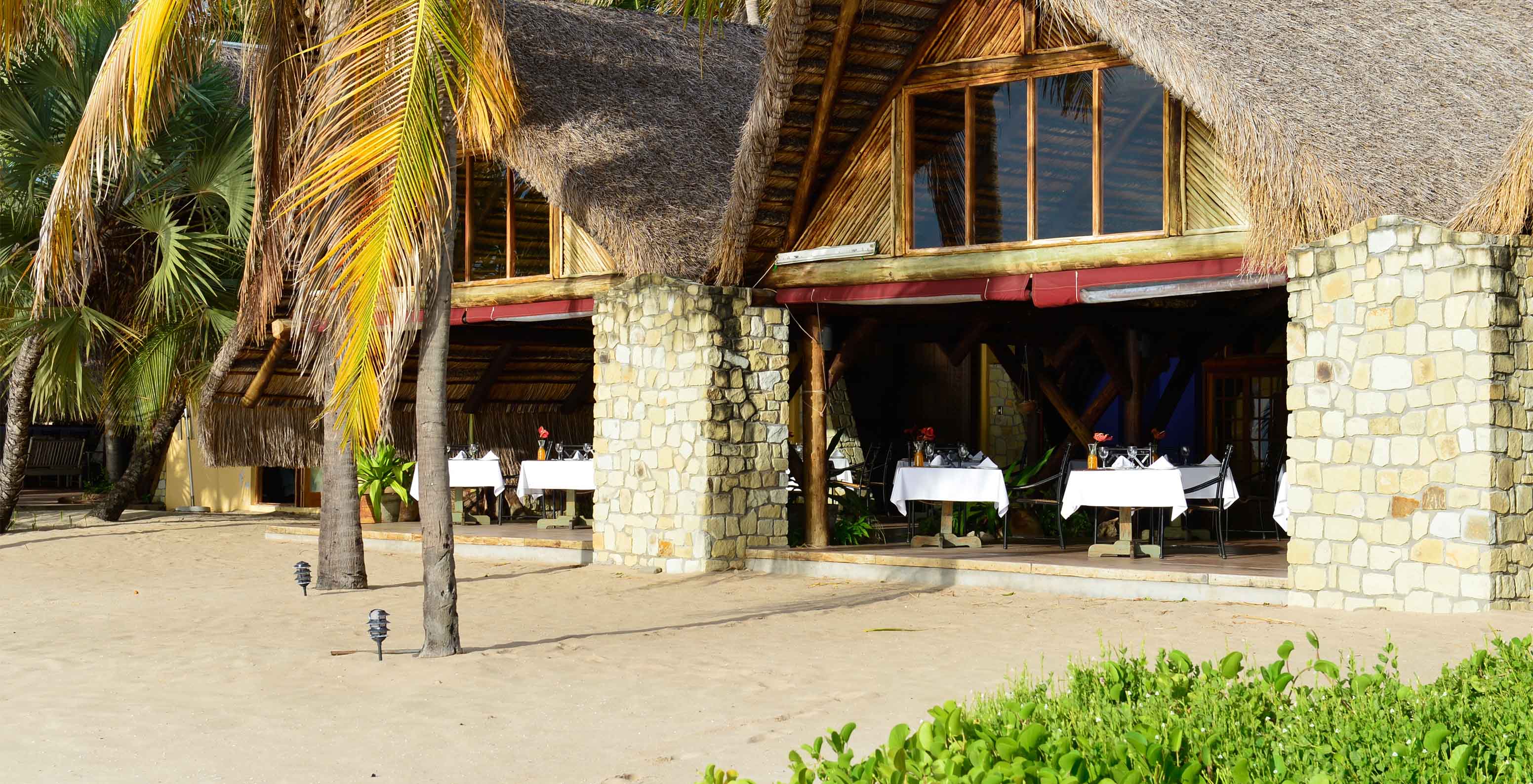 Vue de la plage de la structure couverte mais ouverte sur les côtés du restaurant du resort Pestana Bazaruto Lodge