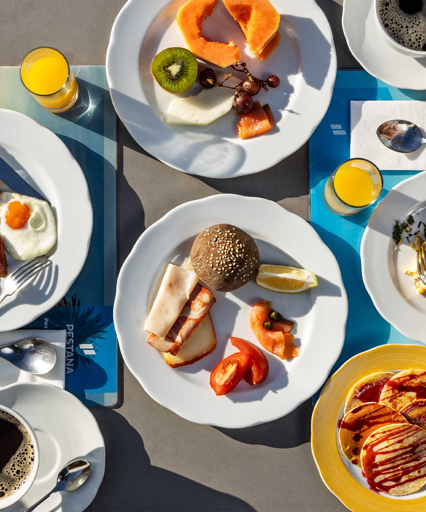 Petit-déjeuner dans des appartements en bord de mer avec piscine