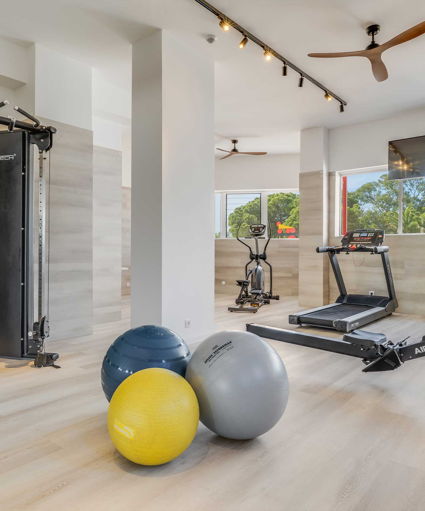 Le Pestana Blue Alvor Beach est un hôtel 5 étoiles avec piscine et salle de gym avec machines et ballons de fitness