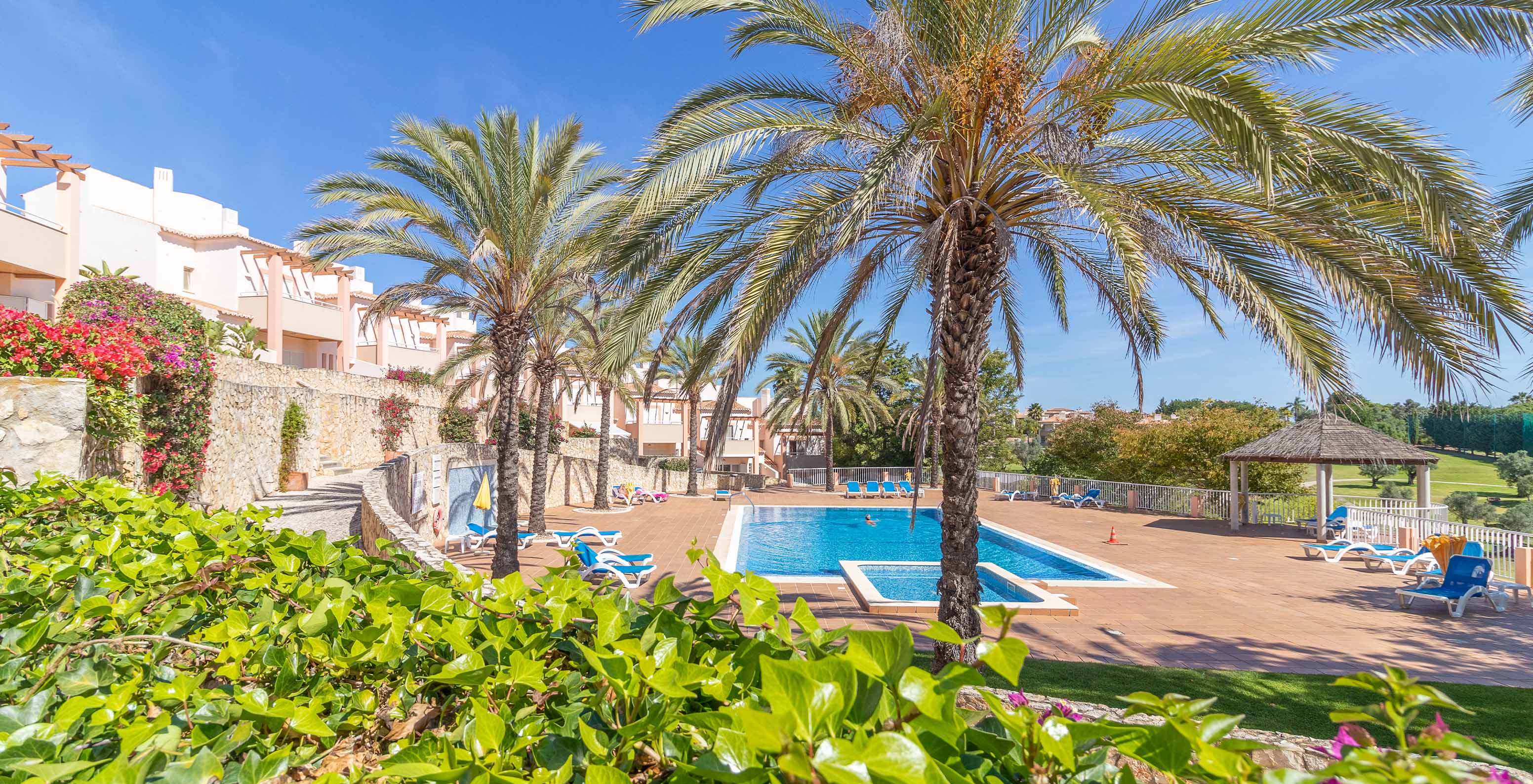 Piscine extérieure commune avec accès aux villas du Pestana Carvoeiro hôtel à Carvoeiro près des terrains de golf