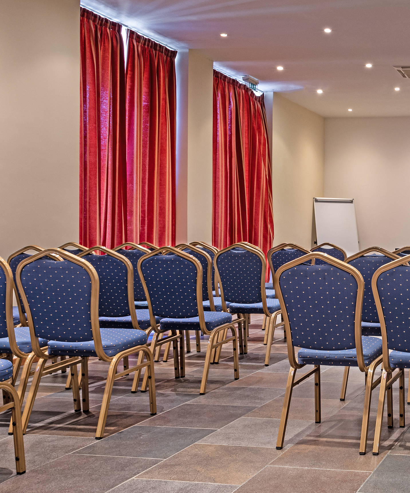 Pestana Dom João II, un hôtel 4 étoiles à Alvor, a une salle de réunion avec chaises bleues et dorées