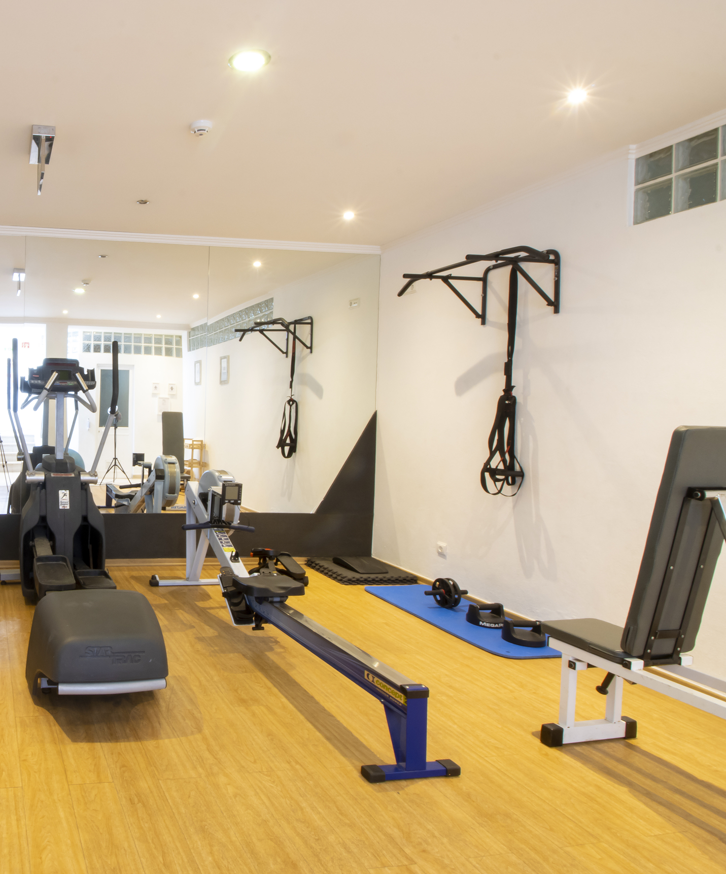 Salle de sport du Pestana Palm Gardens avec plusieurs machines pour votre routine d'exercice physique