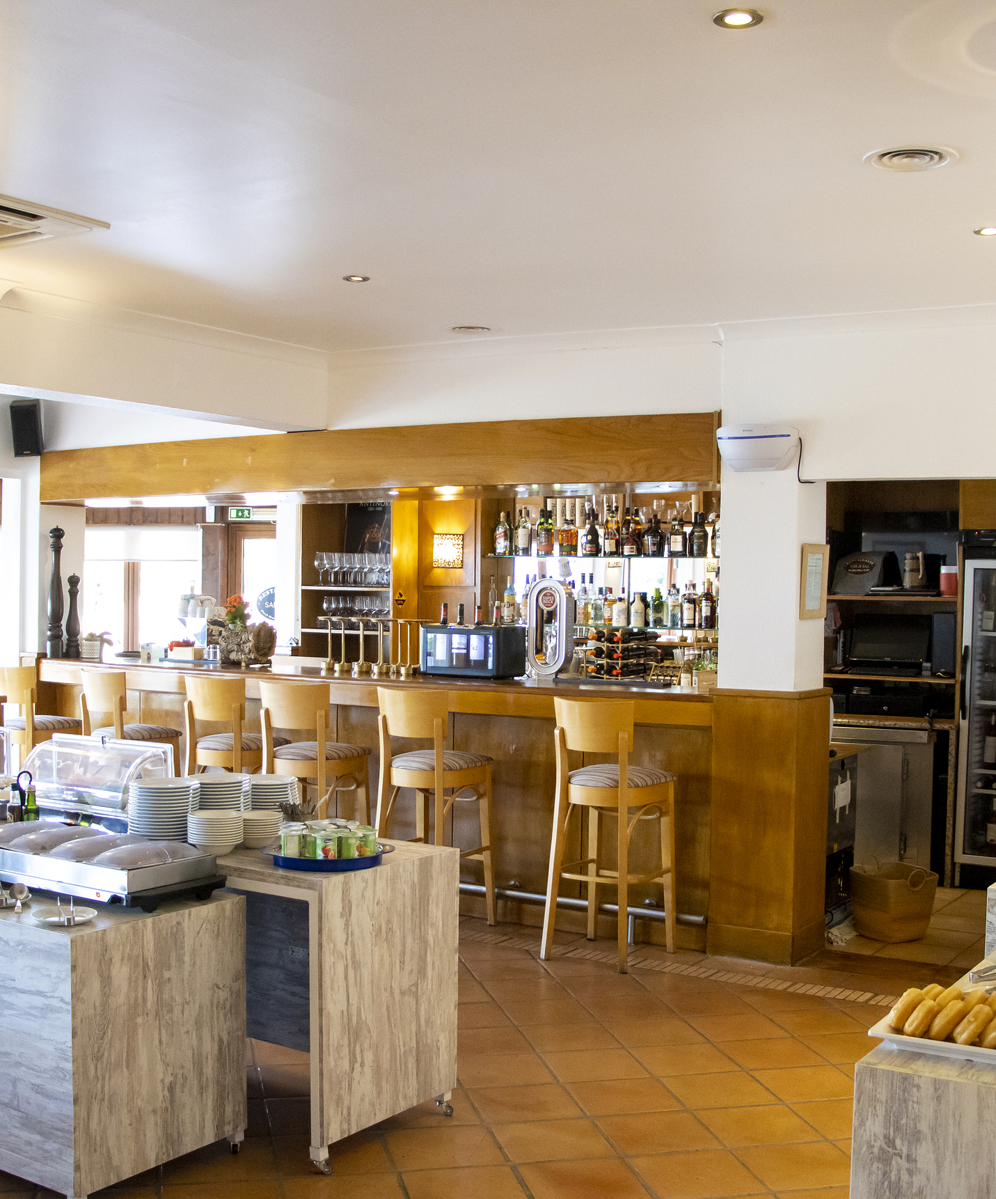 Restaurant du Pestana Palm Gardens avec buffet et un bar avec des tabourets où l'on peut s'asseoir