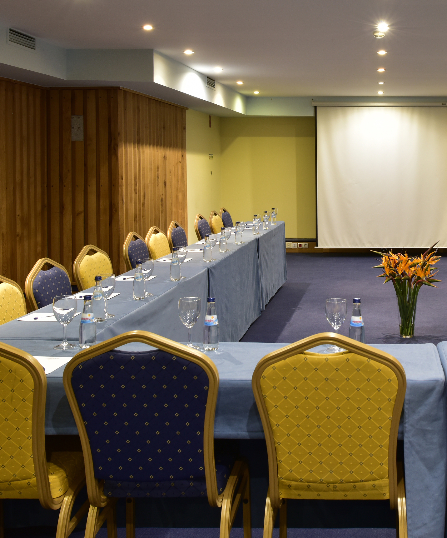 Le Pestana Viking, hôtel 4 étoiles à Alvor, a une salle de réunion avec plusieurs chaises et tables, et un écran blanc