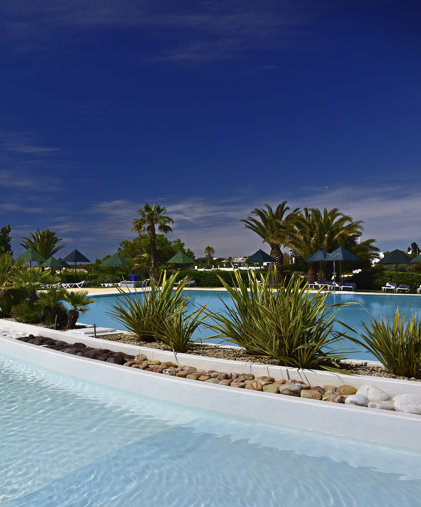 Le Pestana Viking, hôtel 4 étoiles à Alvor, a une piscine pour enfants et une pour adultes, avec des chaises longues autour