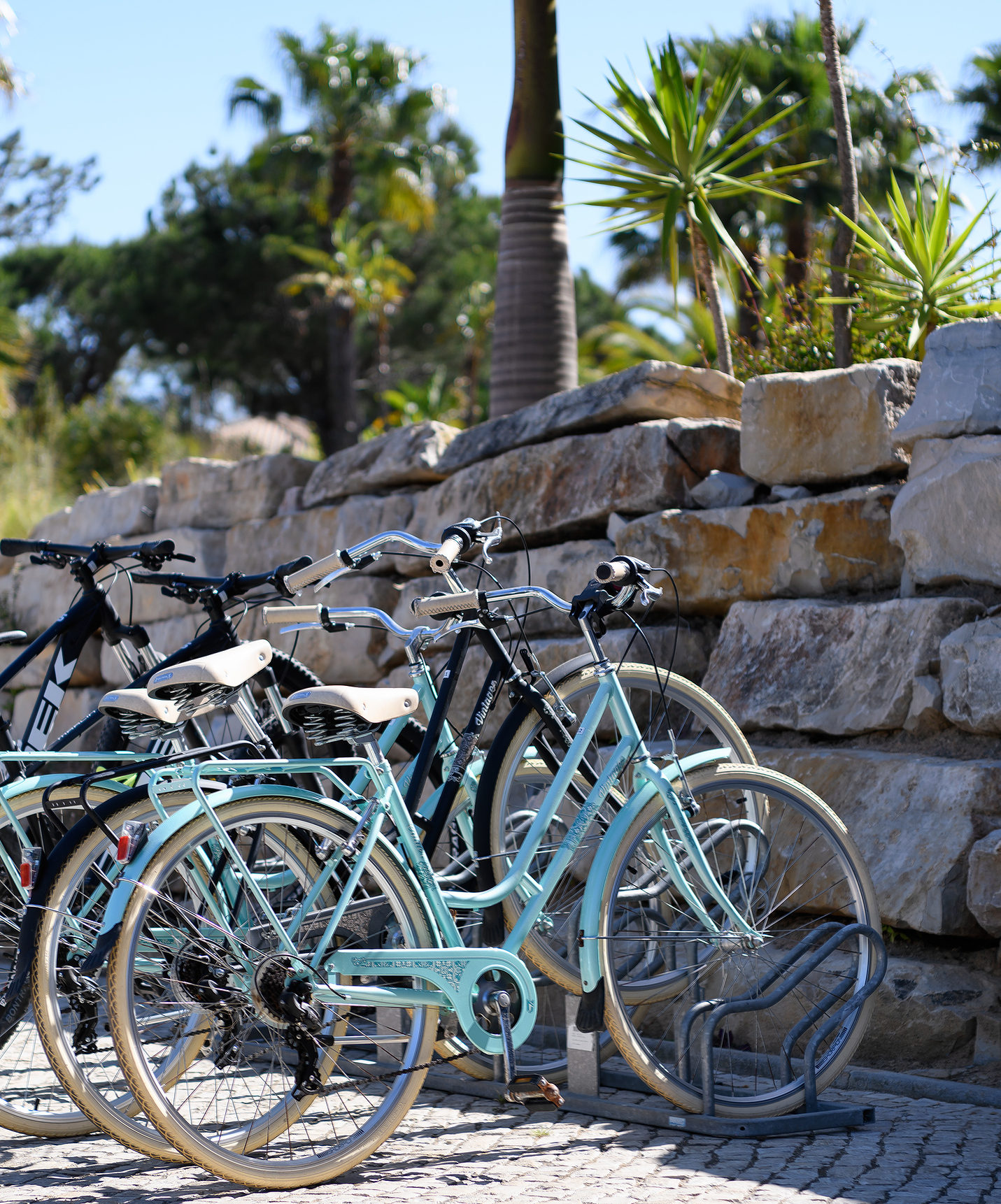 Quatre vélos stationnés, pour les clients à louer au Pestana Vila Sol - Vilamoura, hôtel avec golf et spa en Algarve