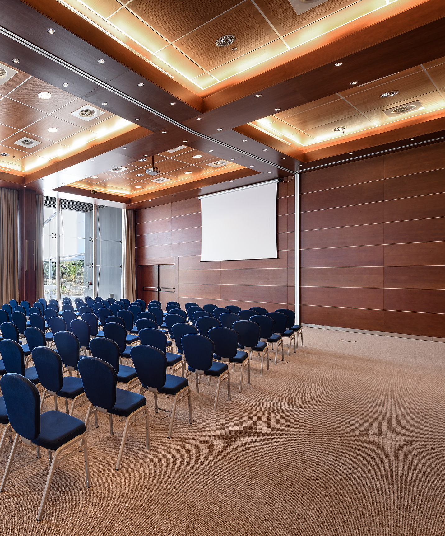 Salle pour réunions et événements, avec fenêtres et lumière naturelle au Pestana Vila Sol - Vilamoura, hôtel avec golf et spa