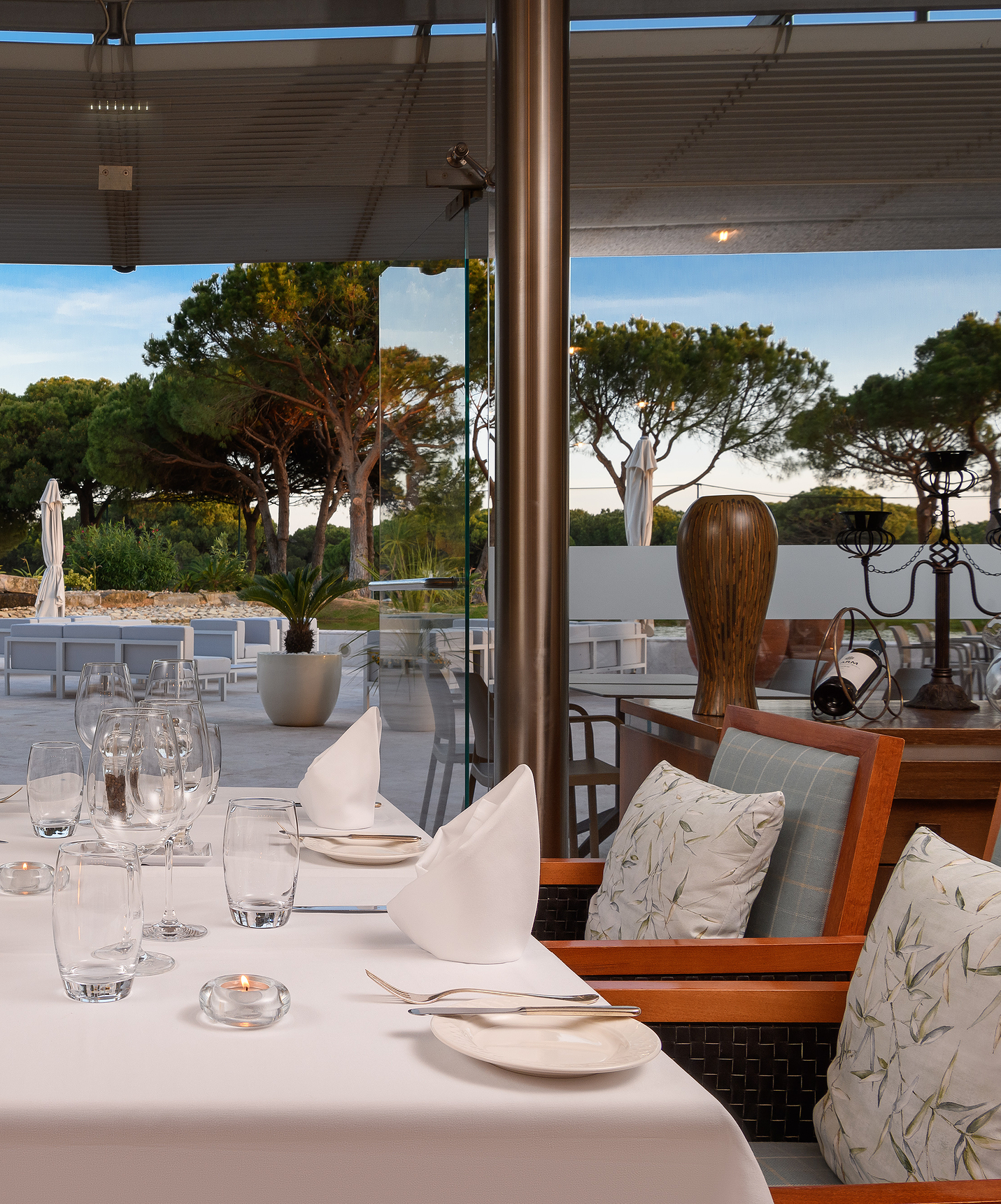 Restaurant avec tables en plein air pendant le coucher de soleil au Pestana Vila Sol - Vilamoura, hôtel avec golf et spa