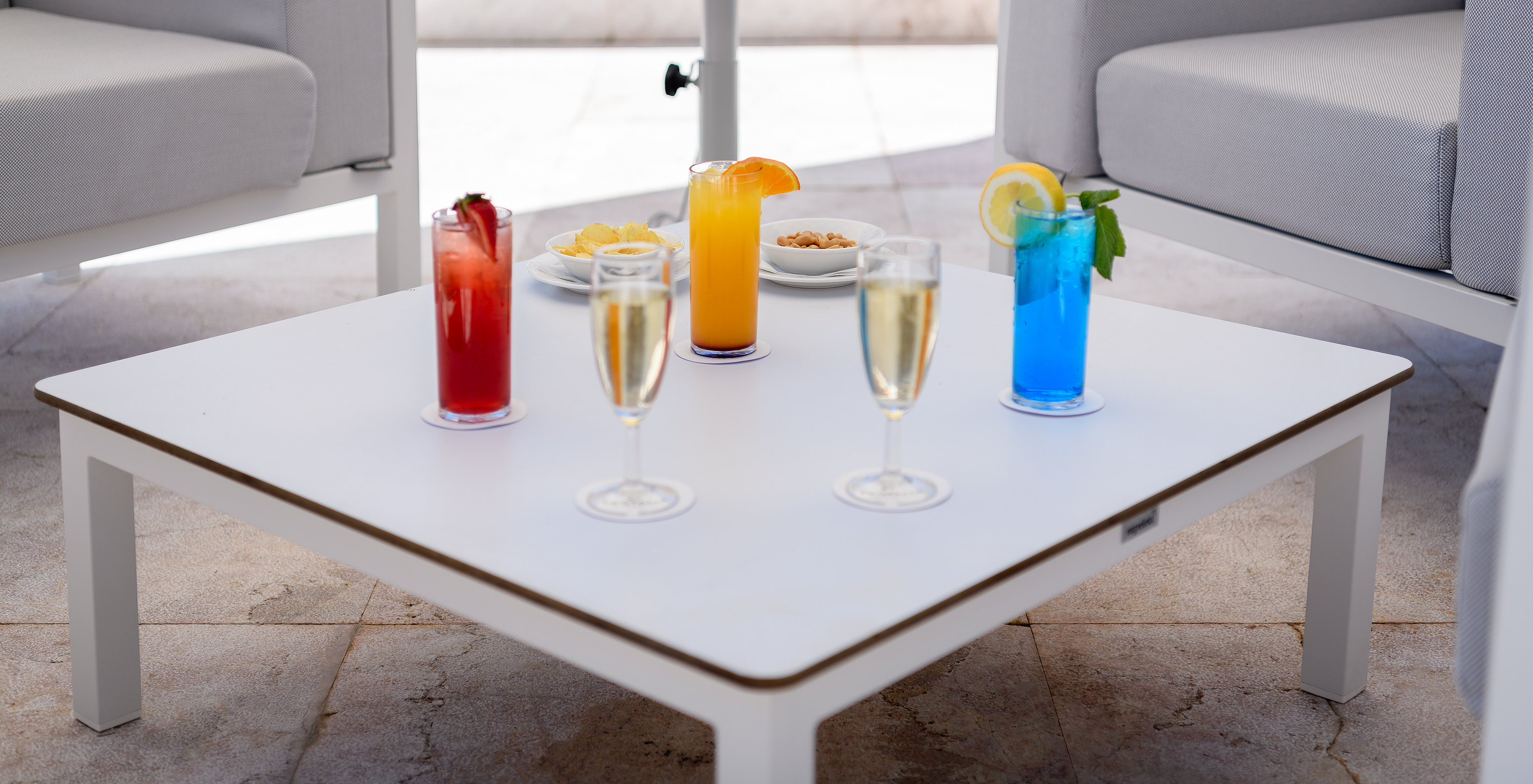 Le bar de la piscine, à l'Hôtel 5 étoiles à Vilamoura, sert des cocktails aux fruits et des boissons comme du champagne