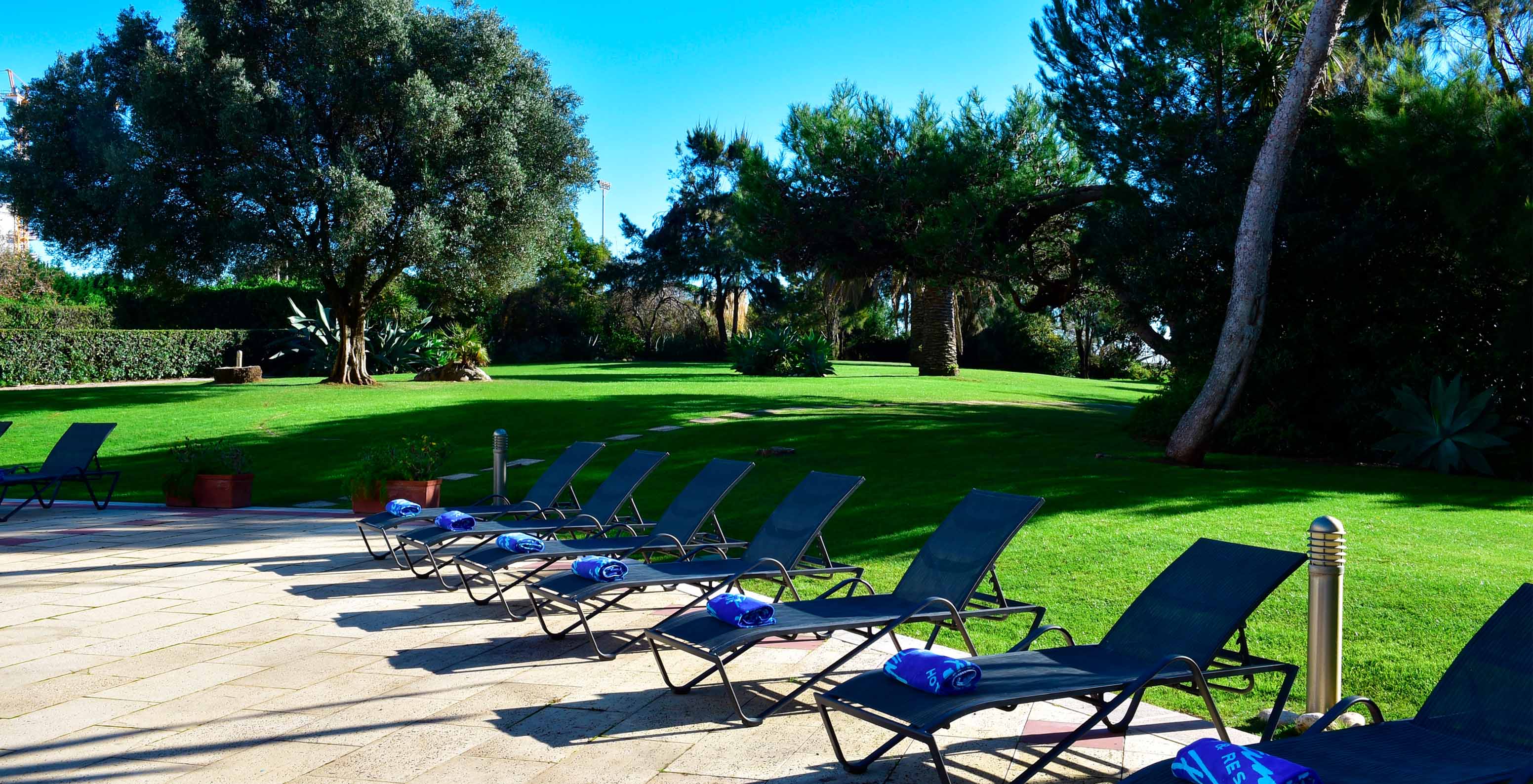 Le Pestana Cascais hôtel en front de mer avec piscine et spa dispose de chaises longues et serviettes