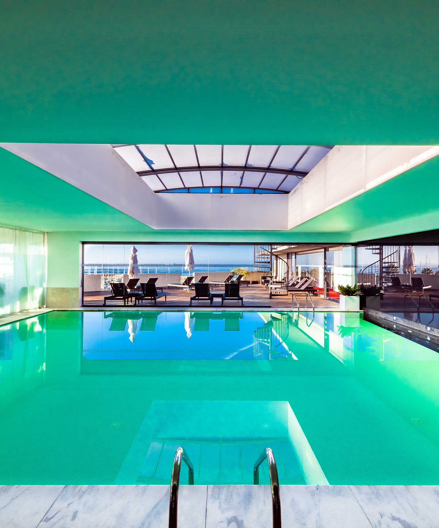 Piscine intérieure avec vue sur la mer, dans un hôtel 5 étoiles à Cascais