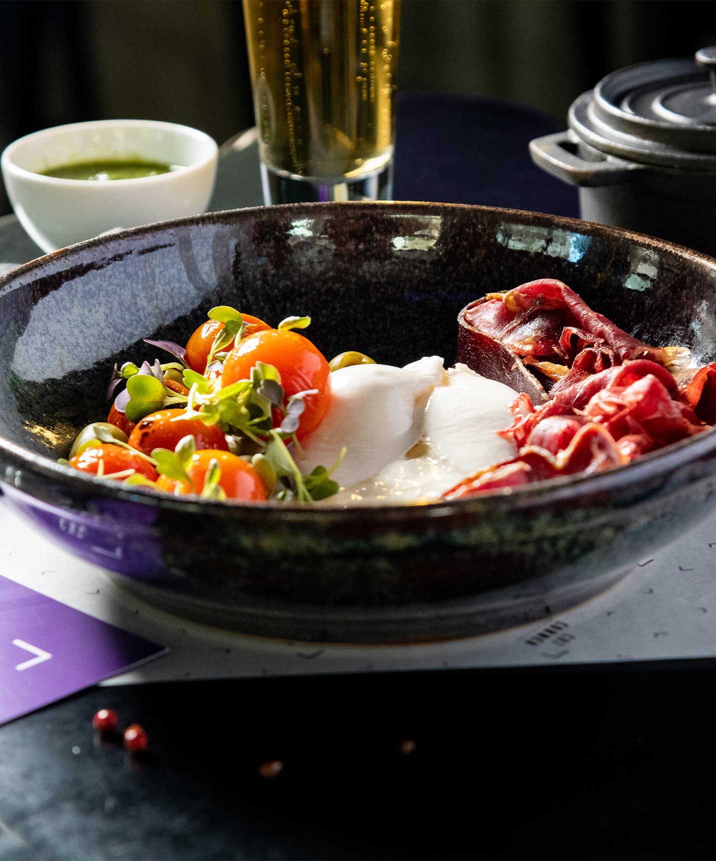 Plat de viande et salade de tomate avec une bière, servi au restaurant Corner, du Pestana CR7 Lisboa