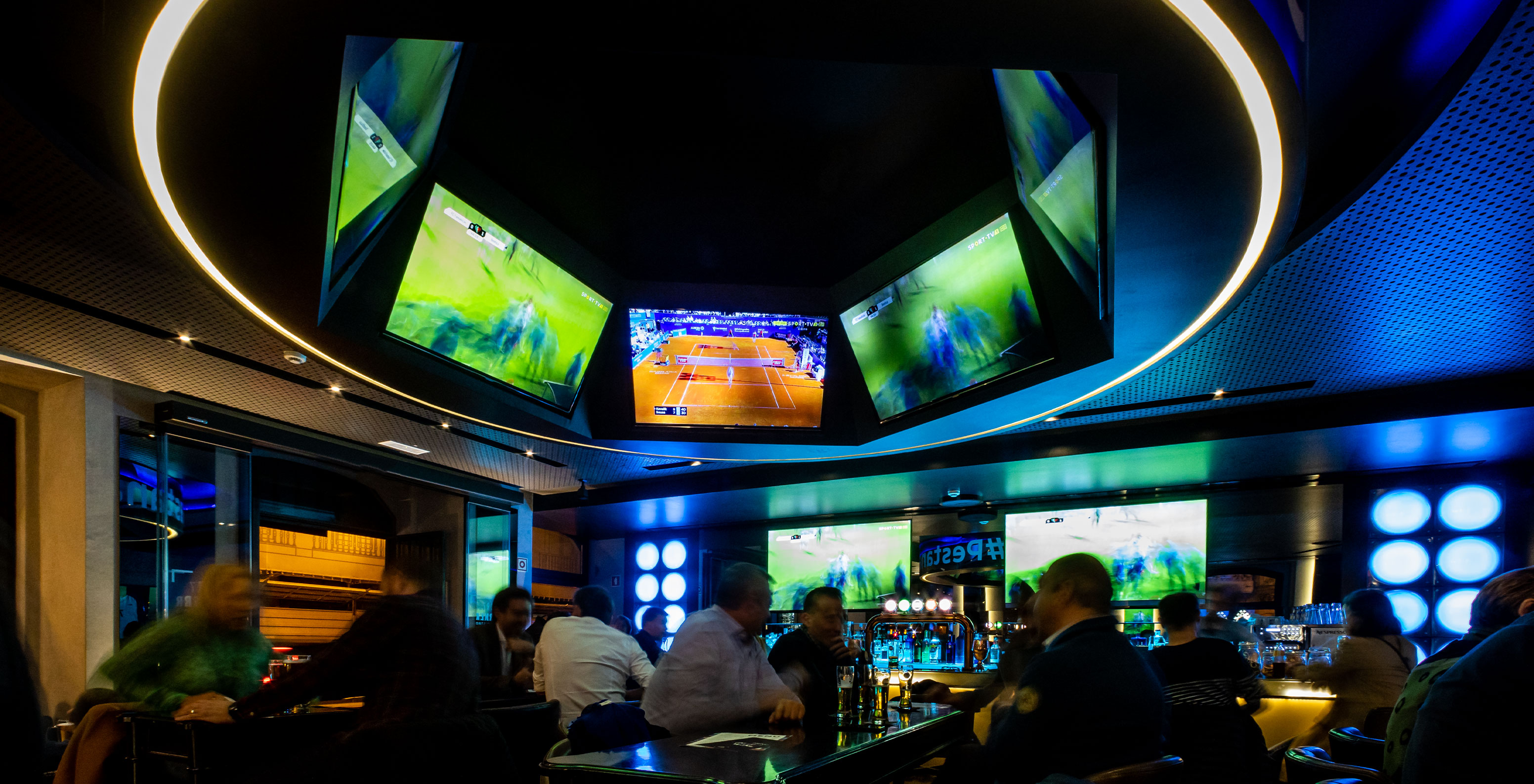 Au bar Corner, à l'Hôtel dans le centre historique de Lisbonne, on peut voir du sport, prendre des boissons et manger