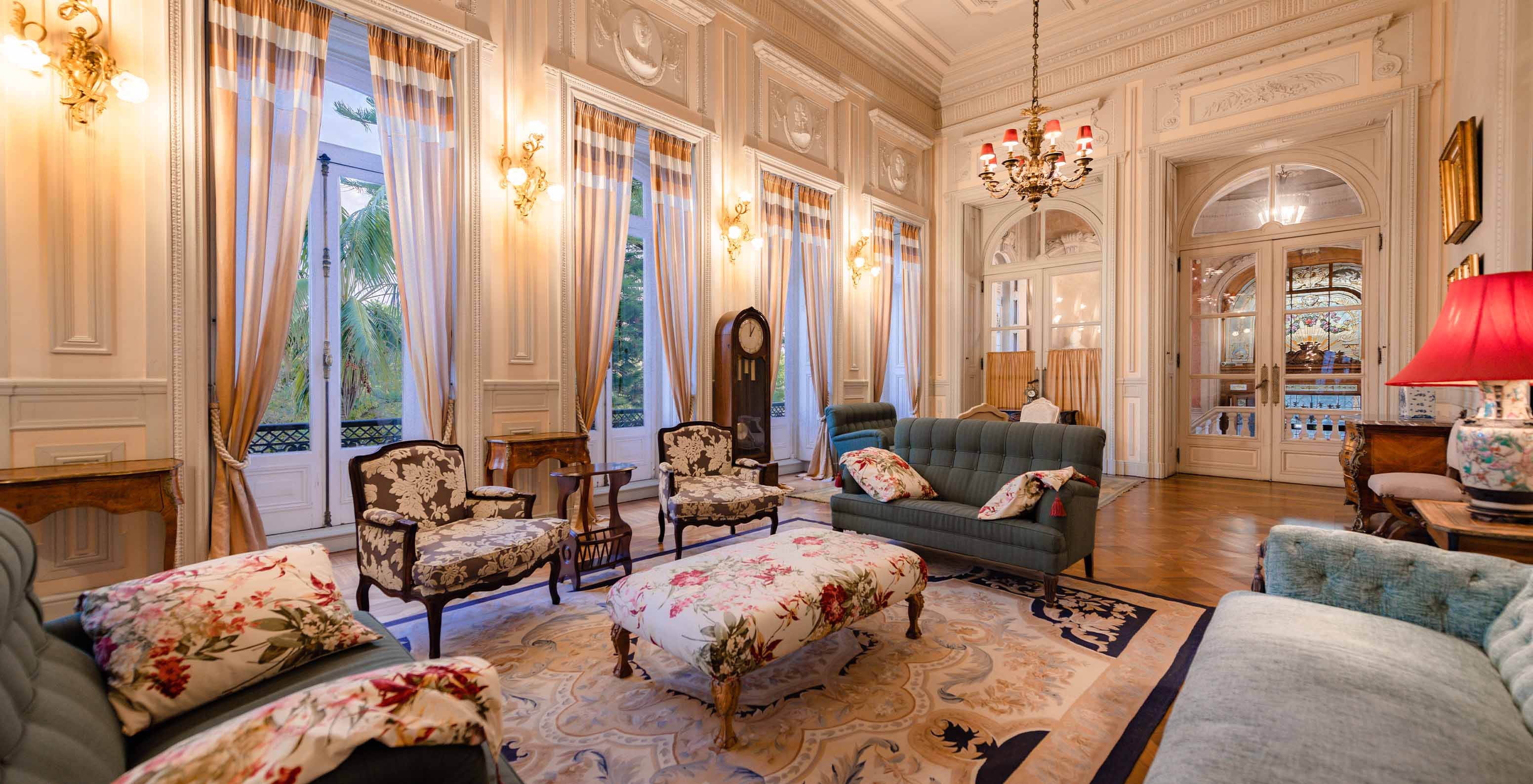 Salle verte spacieuse et luxueuse avec mobilier élégant au Palace Lisboa