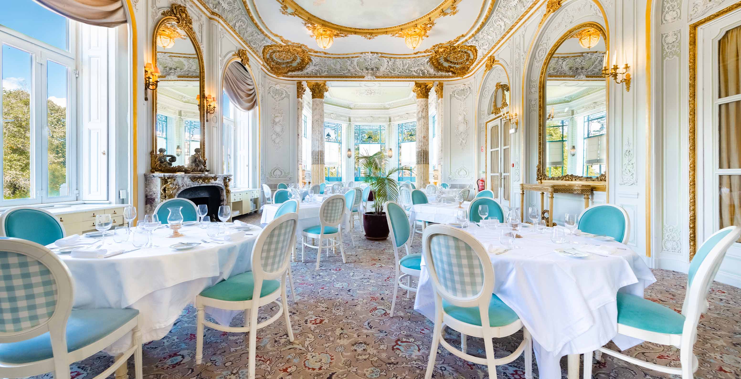 Le restaurant Valle Flôr, à l'Hôtel 5 étoiles, Monument National, a une salle élégante avec des tables rondes et des chaises