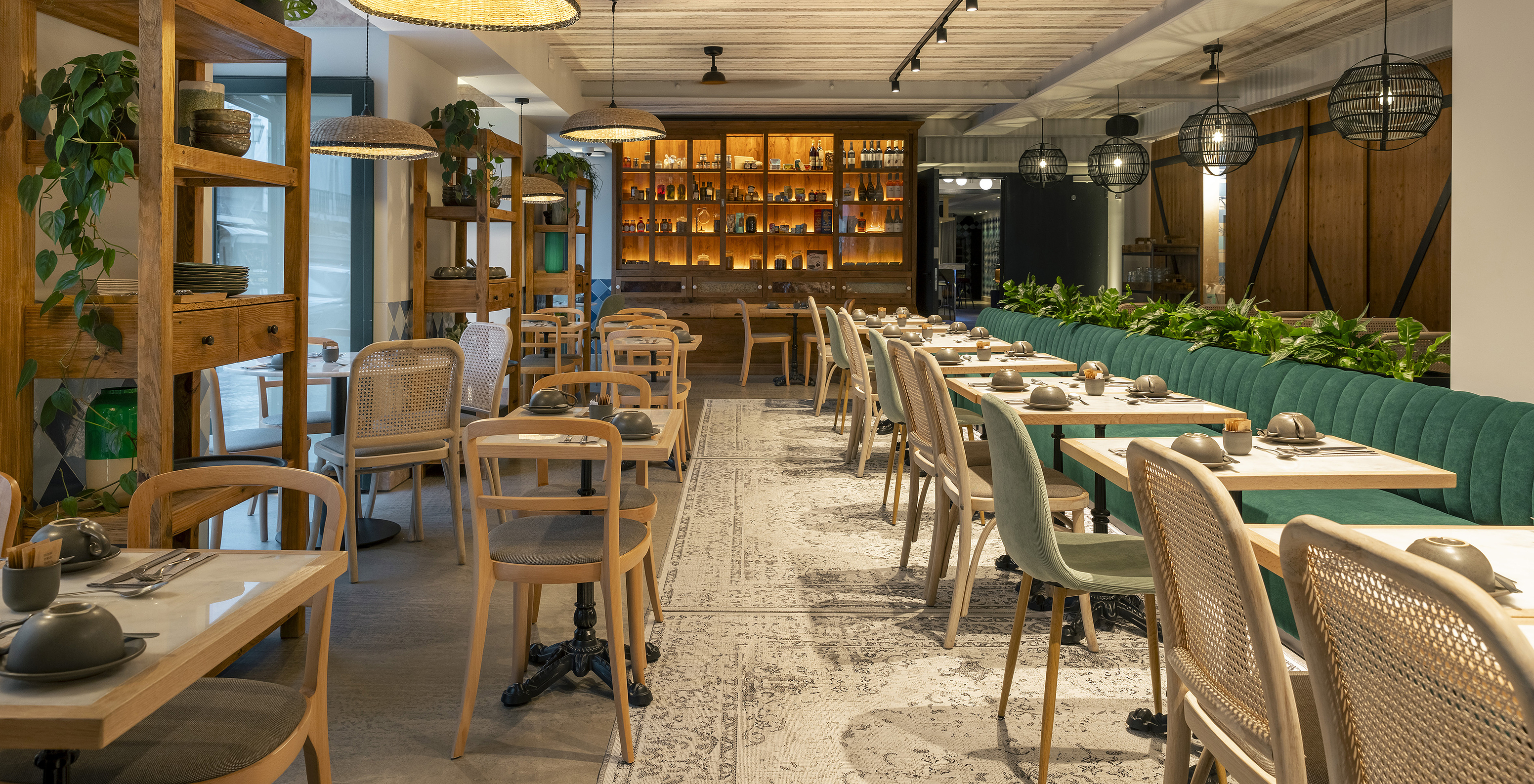 Restaurant avec décoration moderne et plantes au Pestana Rua Augusta Lisbonne, hôtel près de l'Arc de la Rue Augusta