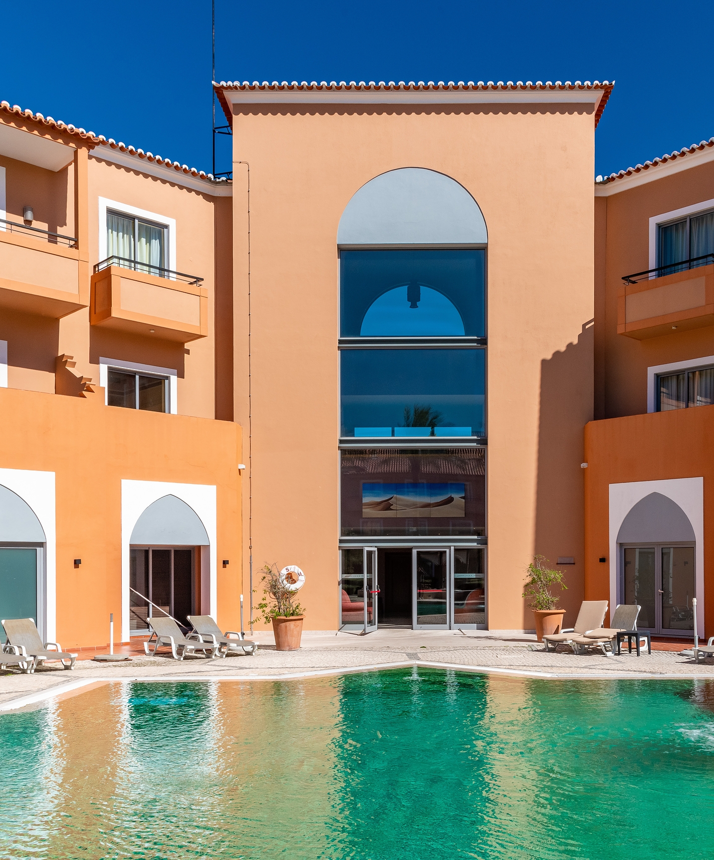 Piscine extérieure en forme d'étoile, avec chaises longues au Pestana Sintra Golf, hôtel avec golf et spa