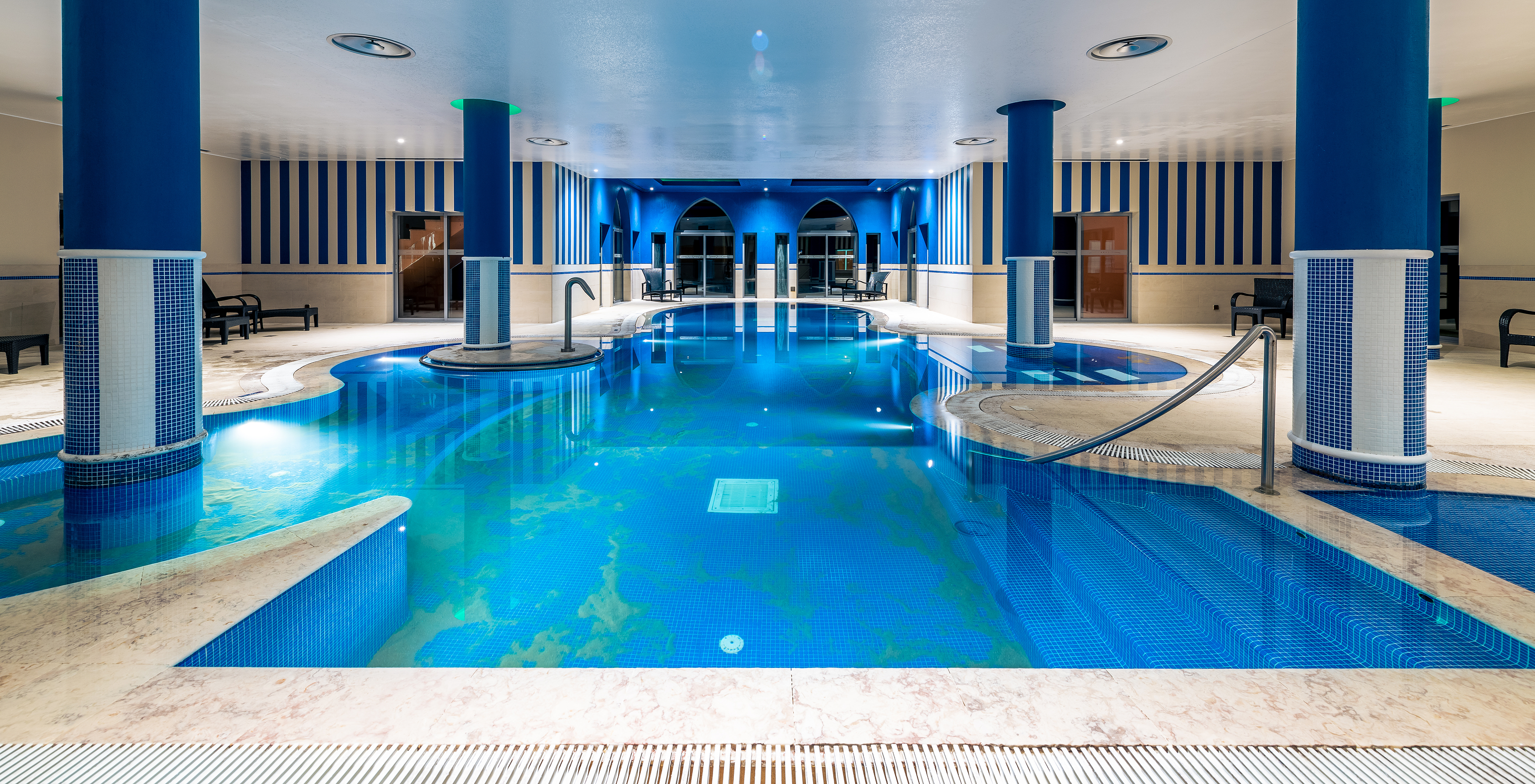 Spa et piscine intérieure en bleu et blanc, avec chaises longues au Pestana Sintra Golf, hôtel avec golf et spa à Sintra