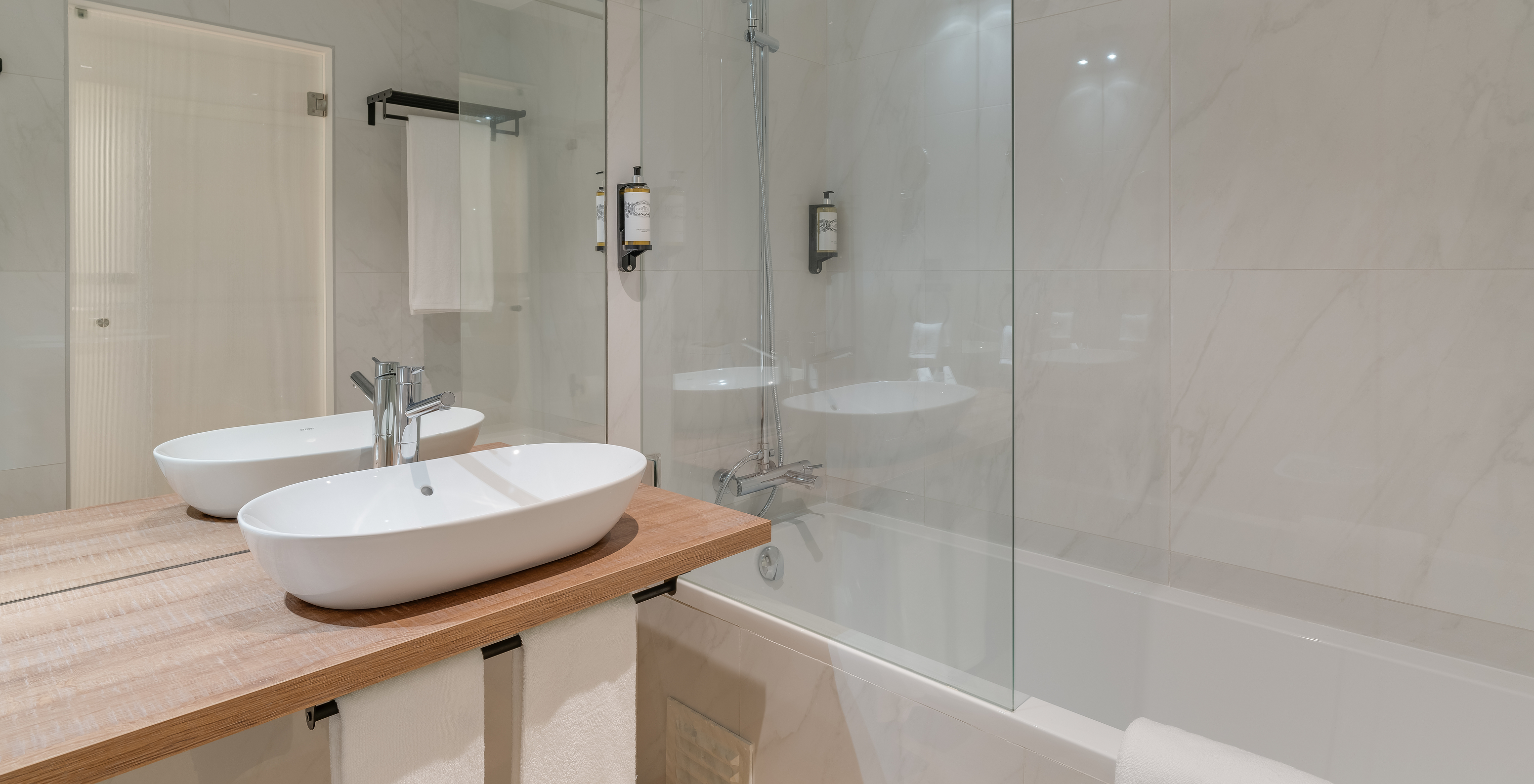 Le Famille - Clubhouse du Pestana Sintra Golf a une salle de bain moderne avec baignoire avec douche et lavabo avec miroir