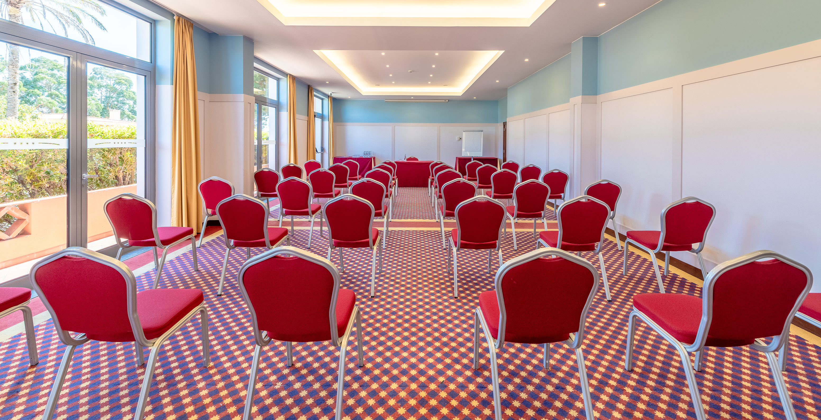 Salle spacieuse et lumineuse pour réunions et événements au Pestana Sintra Golf, hôtel avec golf et spa à Sintra