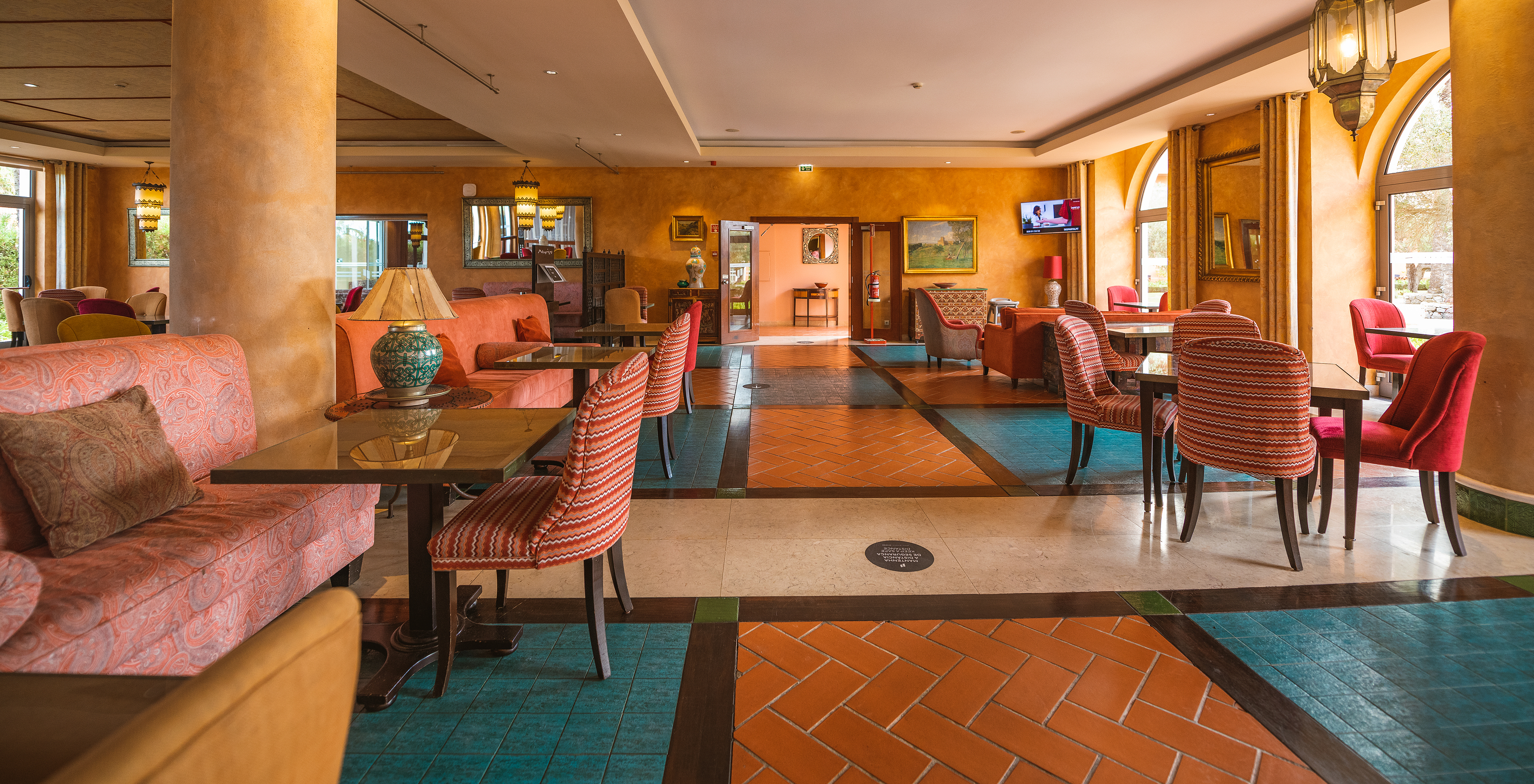 Restaurant avec décoration moderne, avec tables, chaises et canapés au Pestana Sintra Golf, hôtel avec golf et spa à Sintra