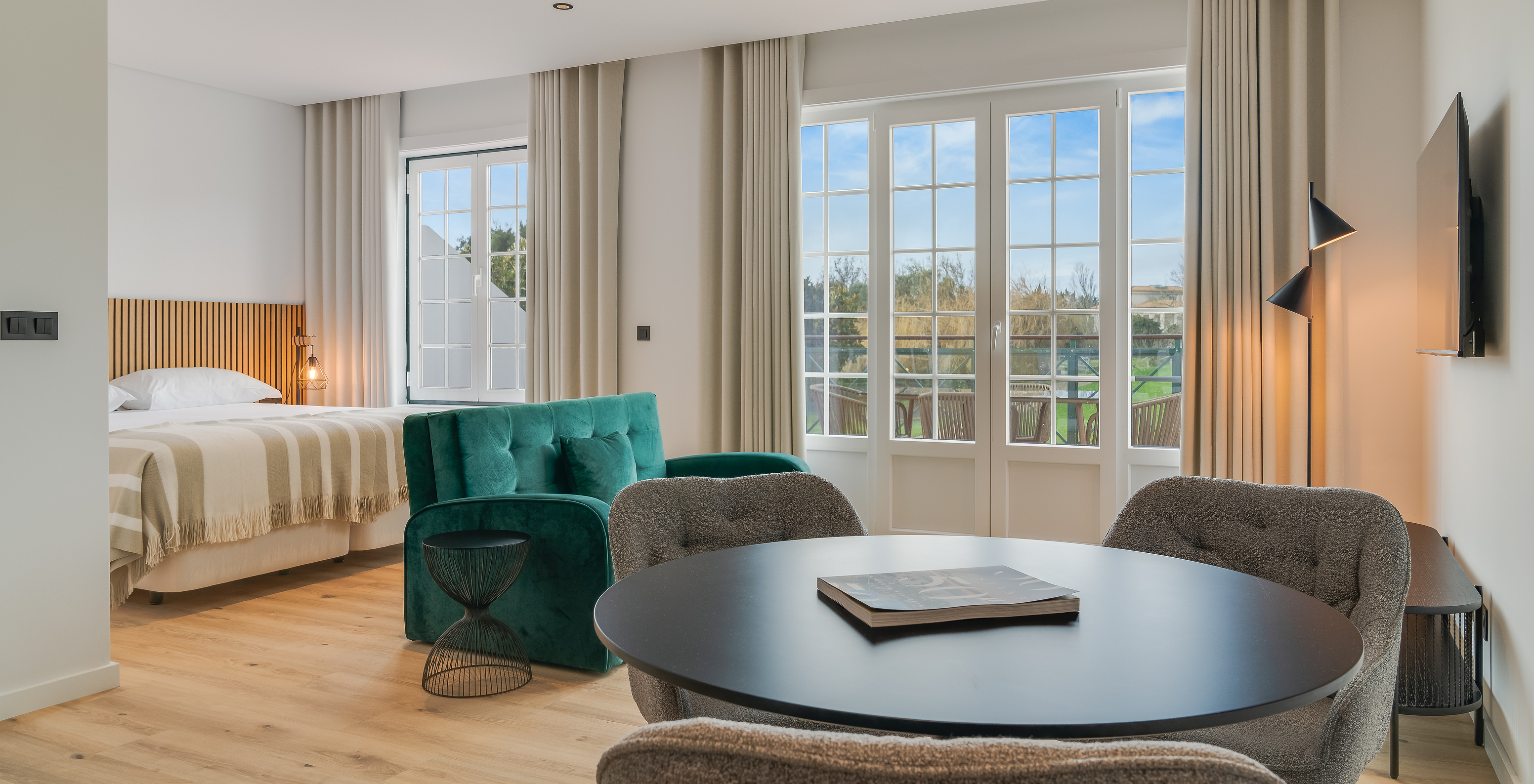 Le Famille avec Balcon - Clubhouse du Pestana Sintra Golf a une table pour repas et deux fenêtres avec accès au balcon