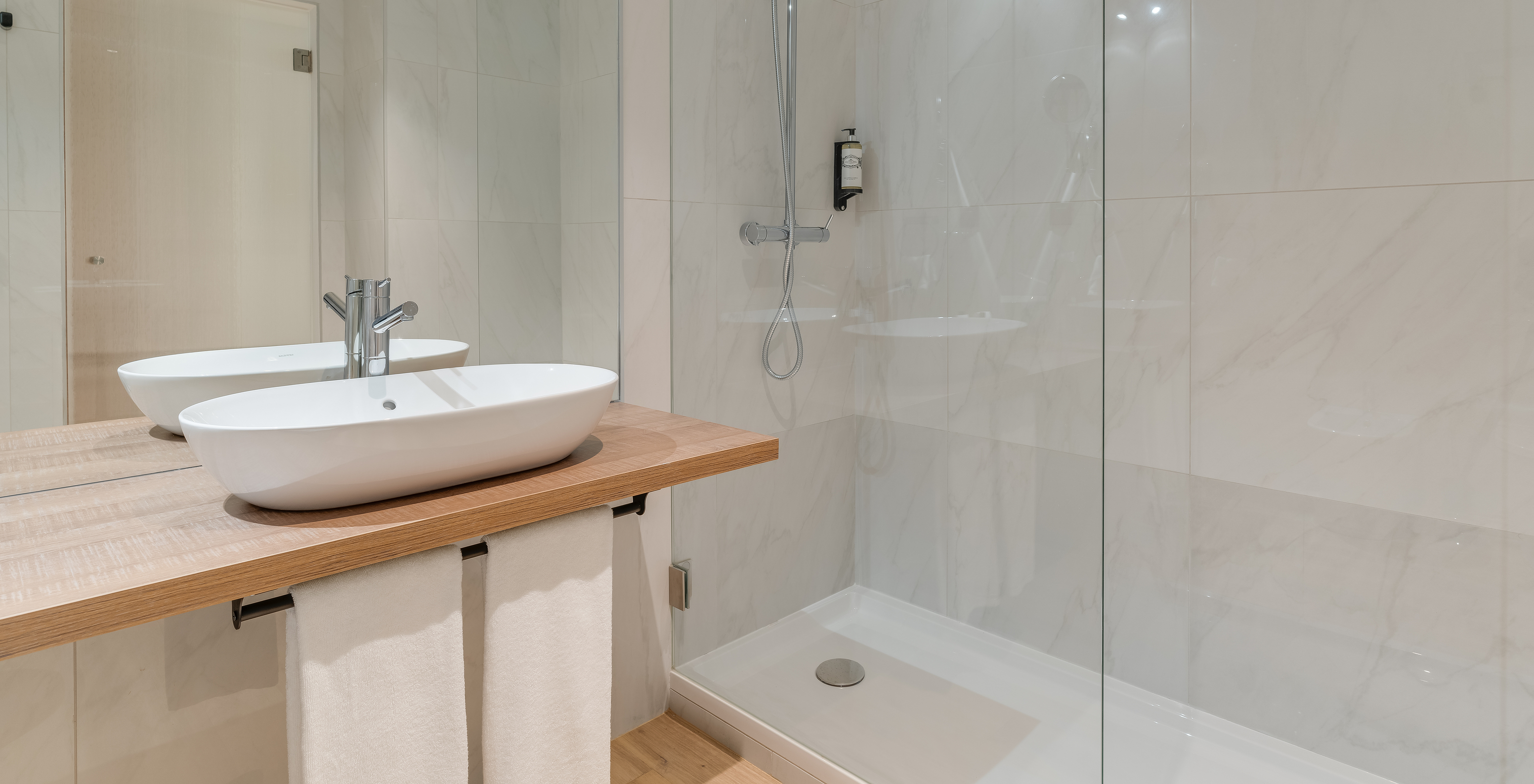 La Suite - Clubhouse du Pestana Sintra Golf a une salle de bain moderne avec baignoire avec douche et lavabo avec miroir