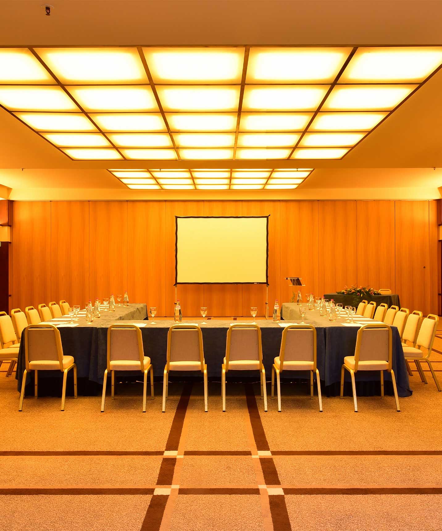 Le Pestana Carlton Madeira, hôtel au centre de Funchal en bord de mer, a une salle de réunion avec grande table et chaises