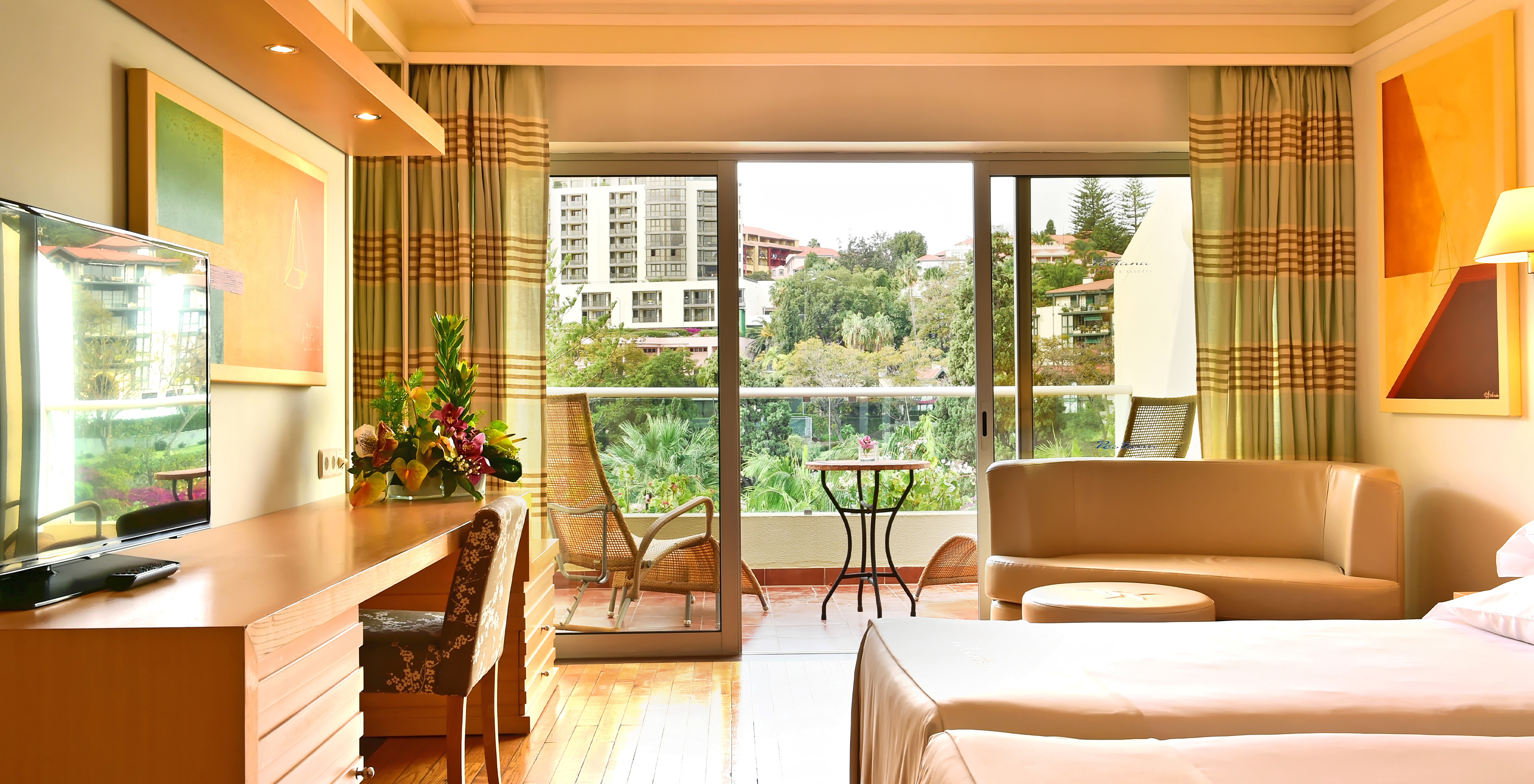 Le Double Classique Vue Piscine du Pestana Carlton Madeira a un lit double, un bureau et un balcon