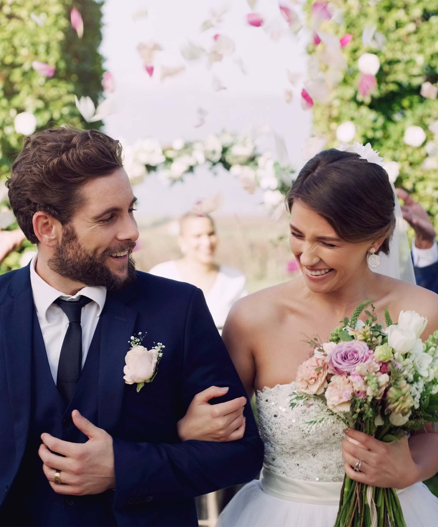 Couple défilant à leur mariage, avec des invités lançant des pétales de fleurs au hôtel à Funchal face à la mer