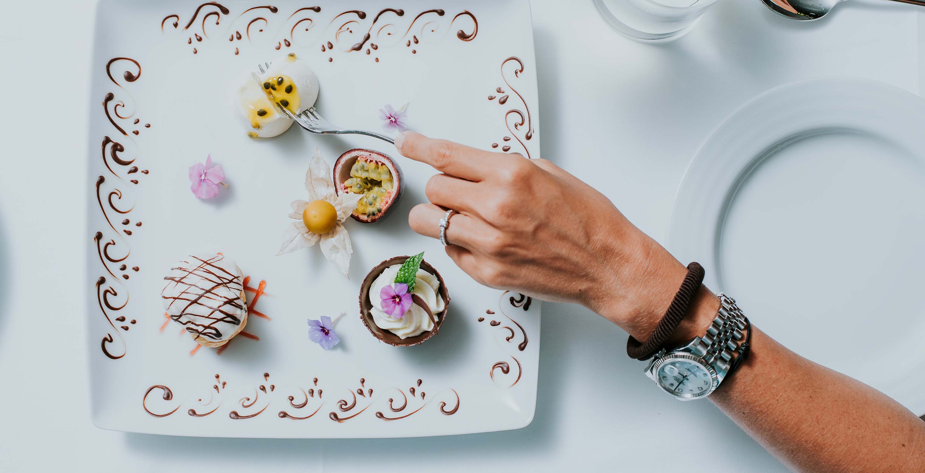 Le bar Sunset, à l'Hôtel 5 étoiles au Funchal, a un dessert avec fruit de la passion et chocolat