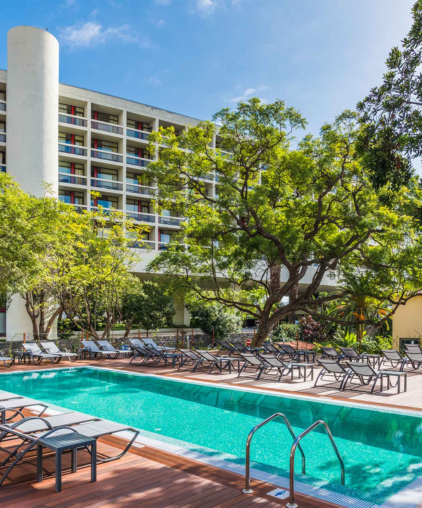 Pestana Casino Studios, appartements au centre-ville, avec piscine et piscine extérieure avec chaises longues