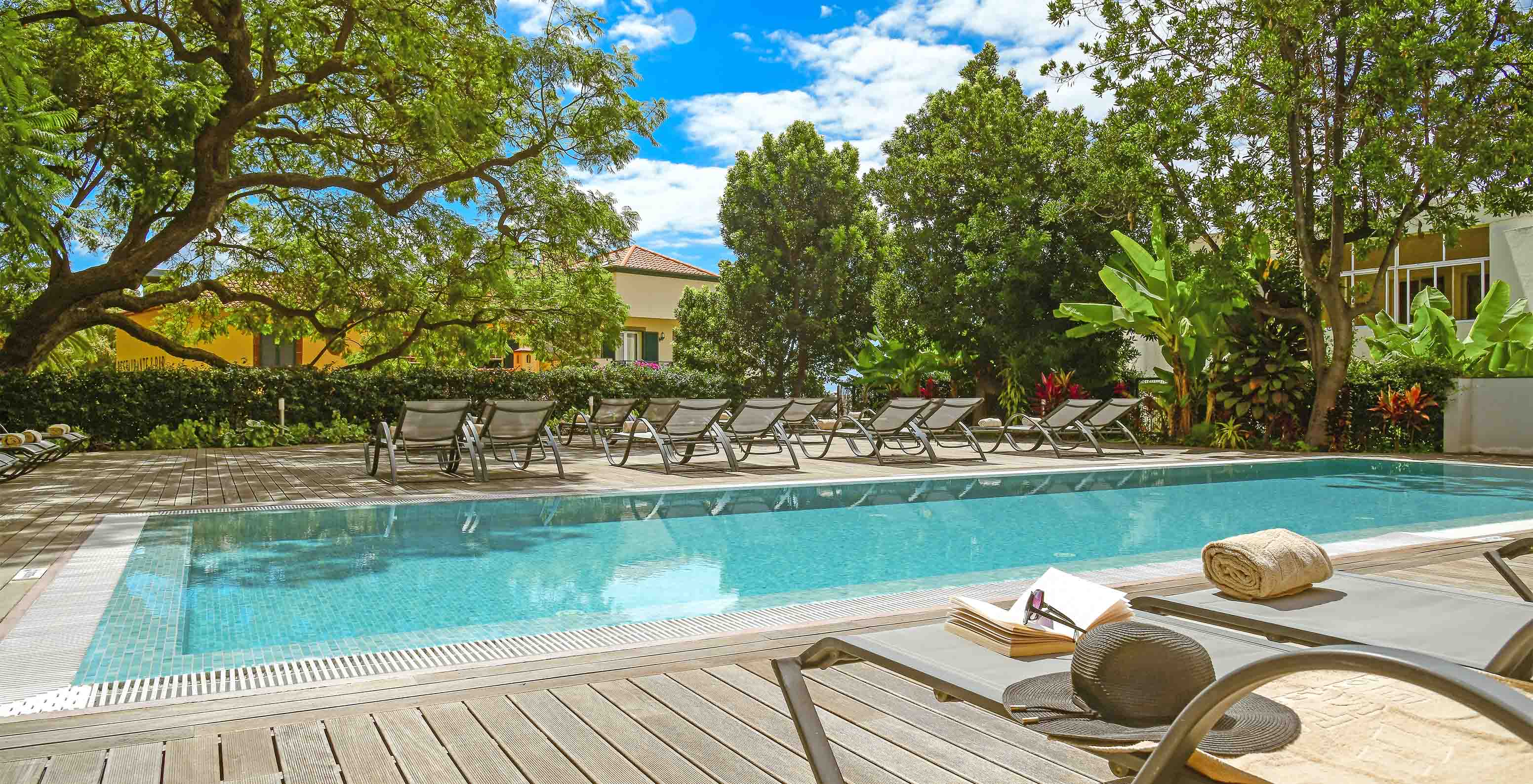 Le Pestana Casino Studios, avec appartements au centre-ville, avec piscine, a une piscine extérieure avec des arbres