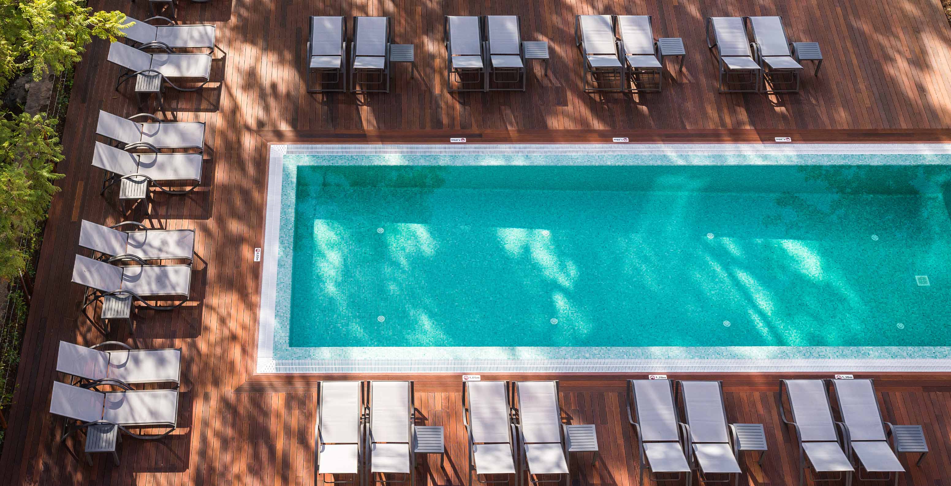 Le Pestana Casino Studios, avec appartements au centre-ville, avec piscine, a une piscine extérieure et des chaises longues