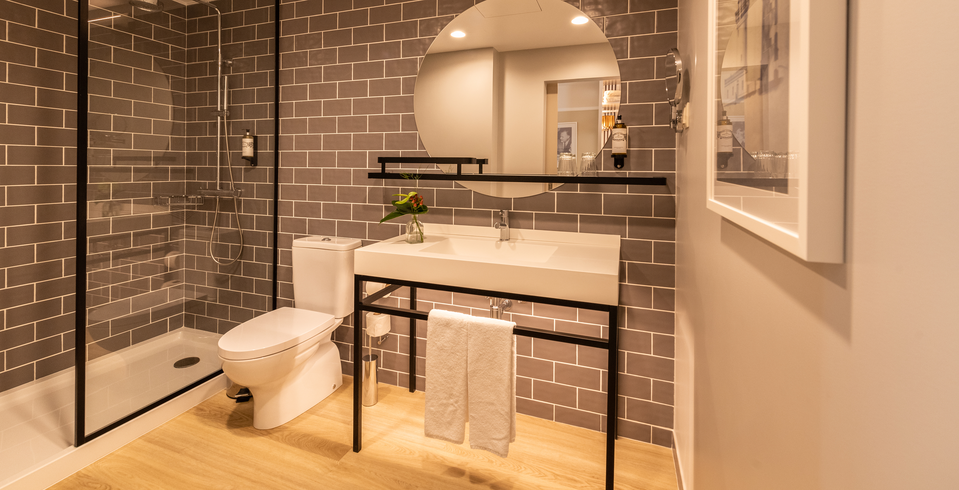 La chambre Famille Supérieure du Pestana Fisherman Village a une salle de bain avec douche, WC et un miroir rond