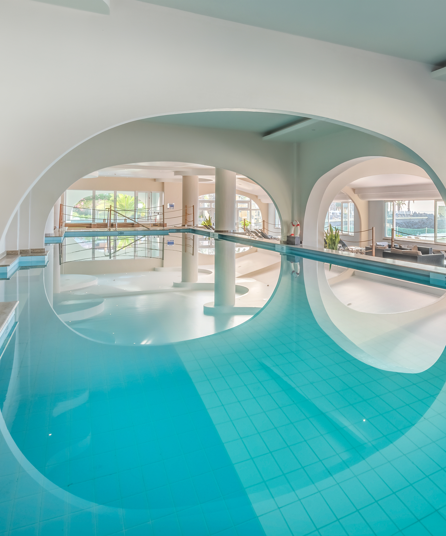 Pestana Madeira Beach Club, un Premium Resort avec spa et piscine, face à la mer, a une piscine intérieure avec arches