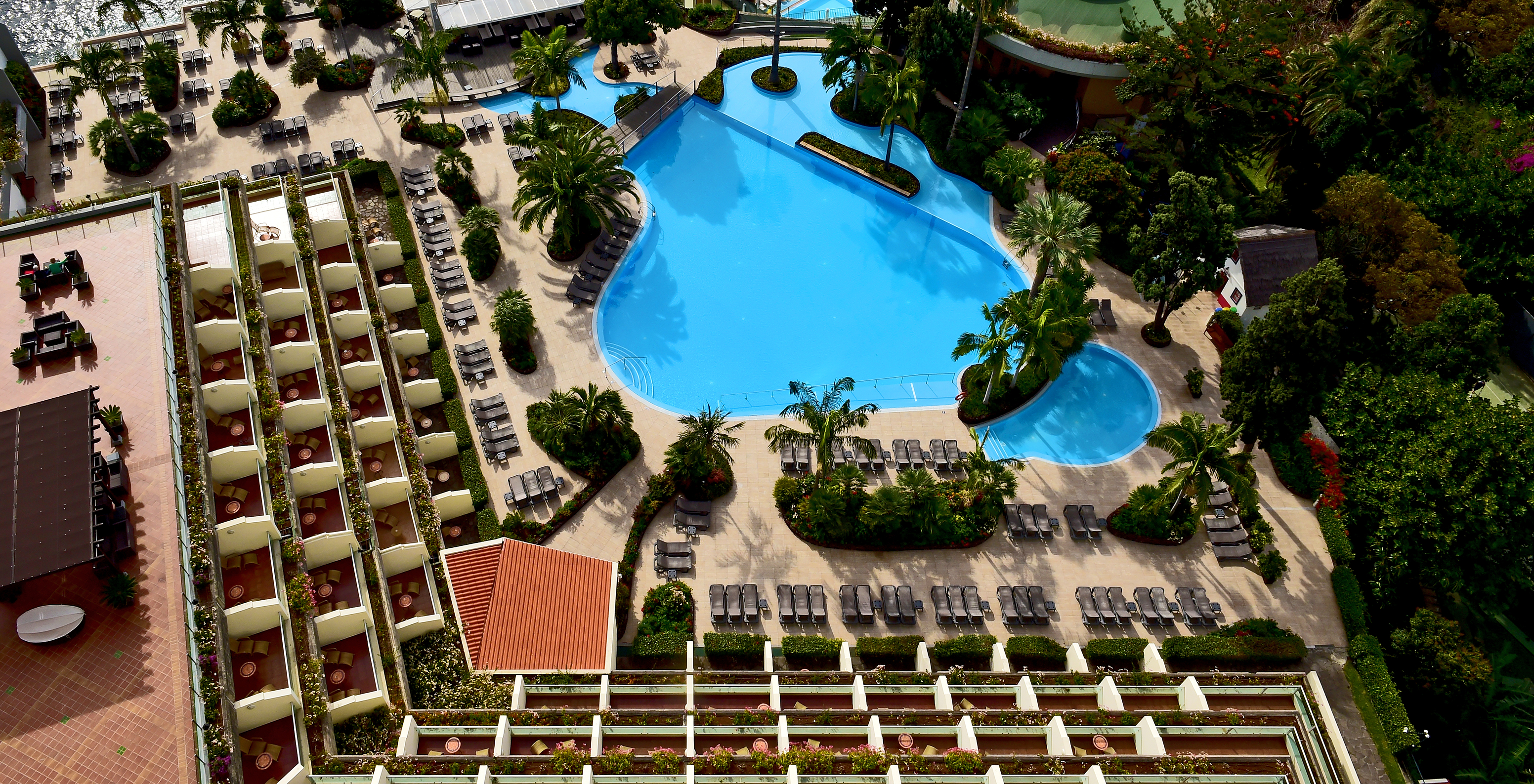 Le Premium Resort avec spa et piscine en front de mer a des balcons avec vue sur la piscine extérieure et sur la mer